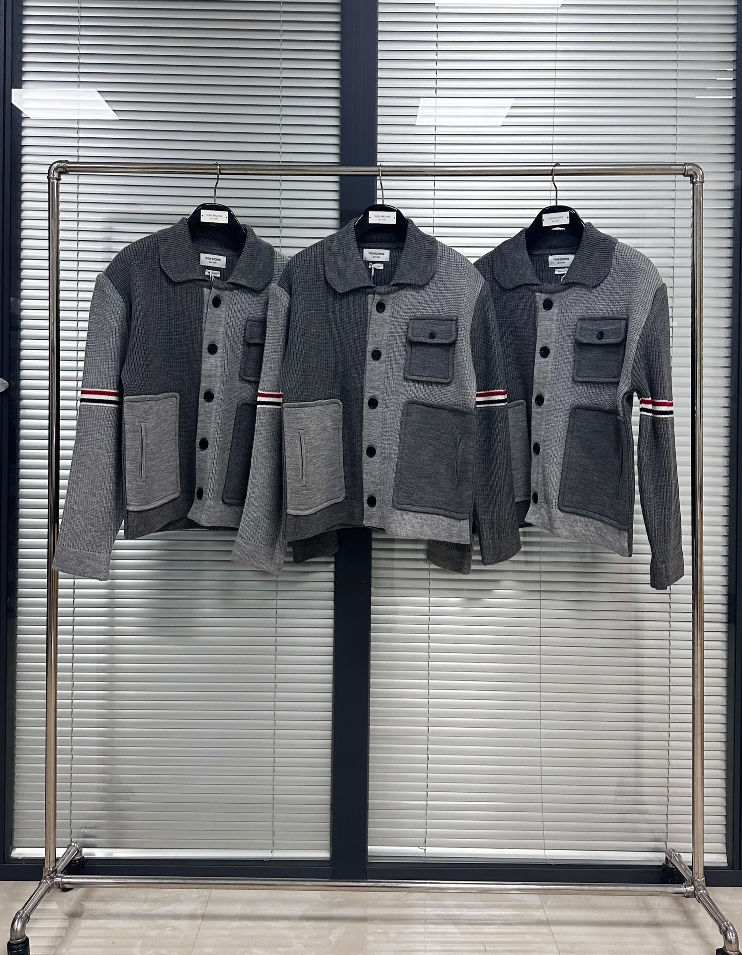 [TOM BROWNE -톰브라운 ] 톰브라운 트위스트 가디건 자켓