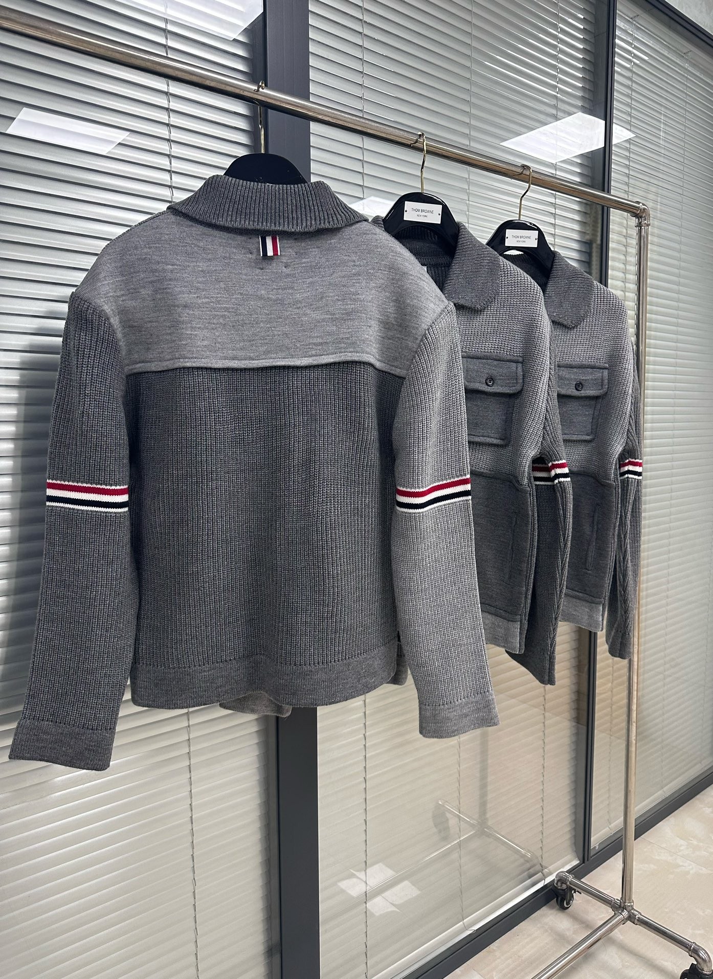 [TOM BROWNE -톰브라운 ] 톰브라운 트위스트 가디건 자켓