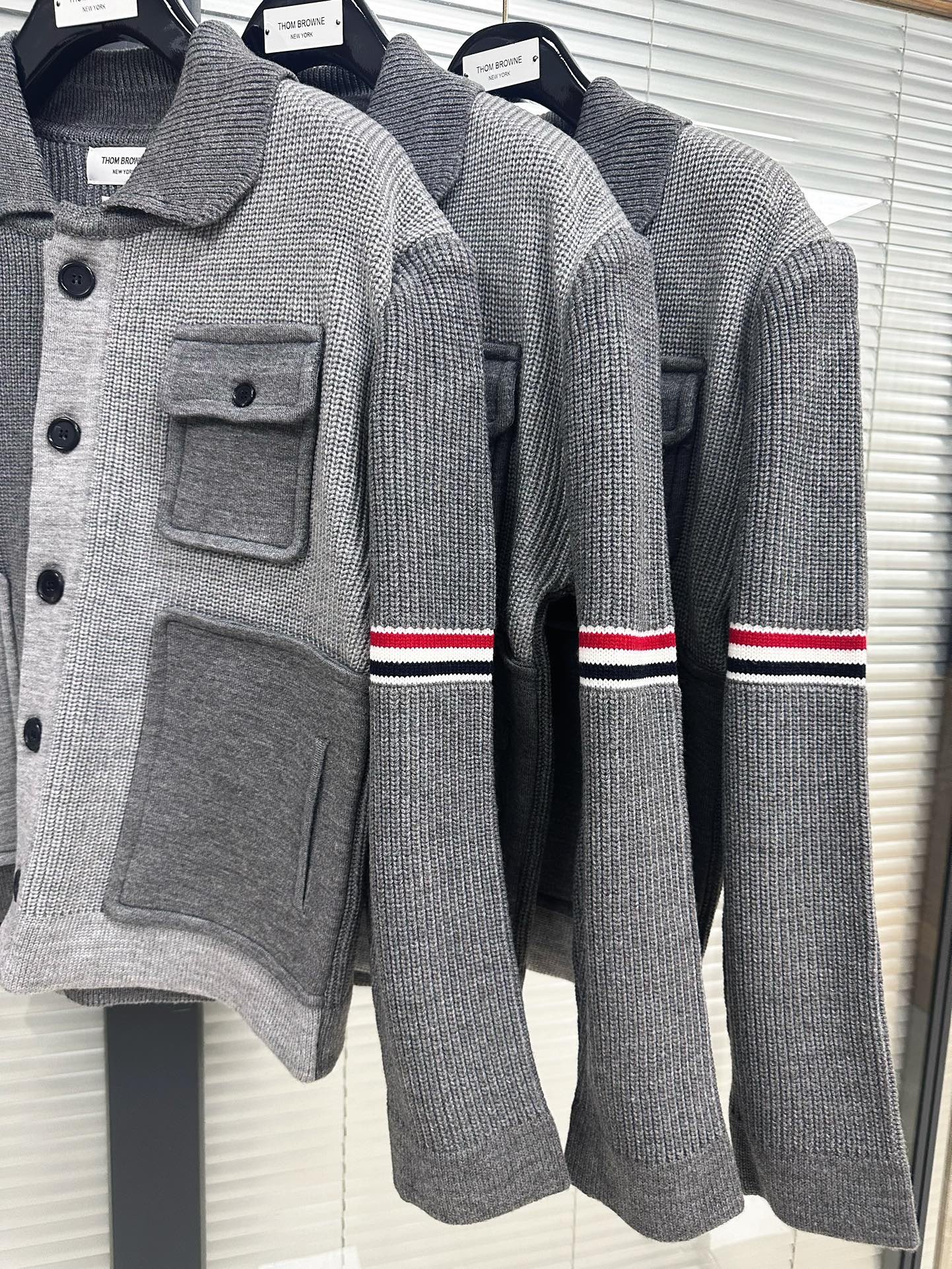 [TOM BROWNE -톰브라운 ] 톰브라운 트위스트 가디건 자켓