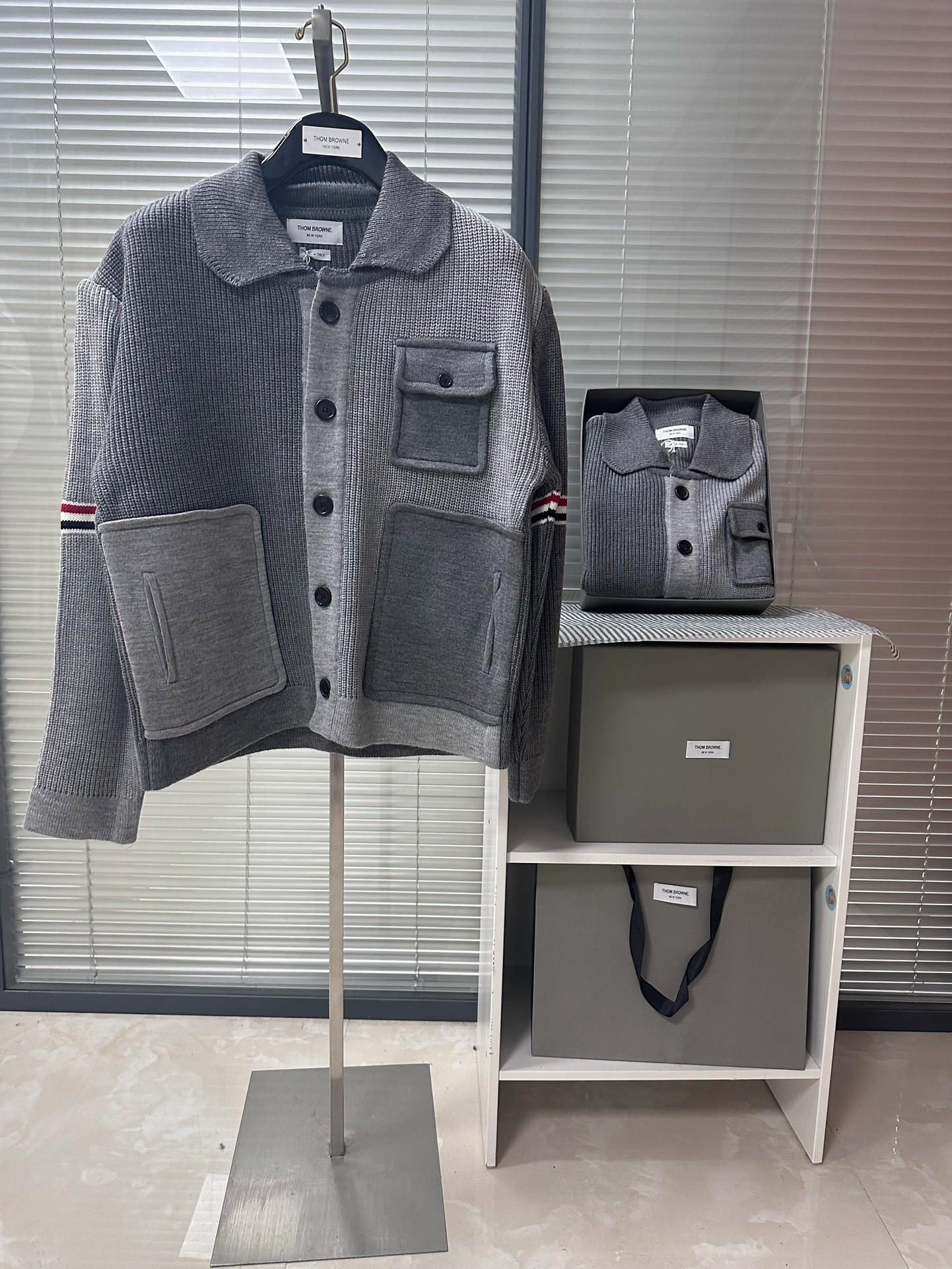 [TOM BROWNE -톰브라운 ] 톰브라운 트위스트 가디건 자켓