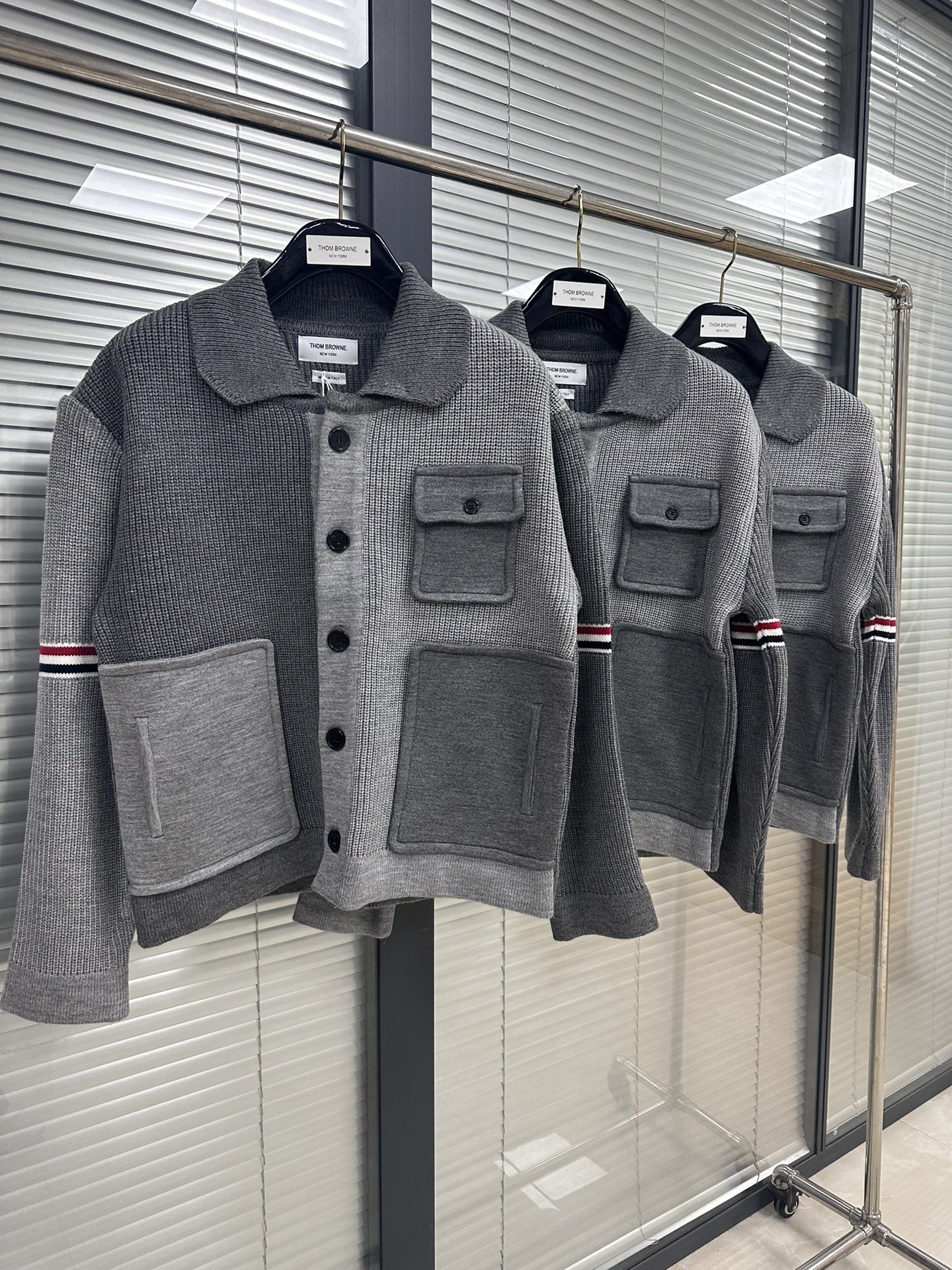 [TOM BROWNE -톰브라운 ] 톰브라운 트위스트 가디건 자켓