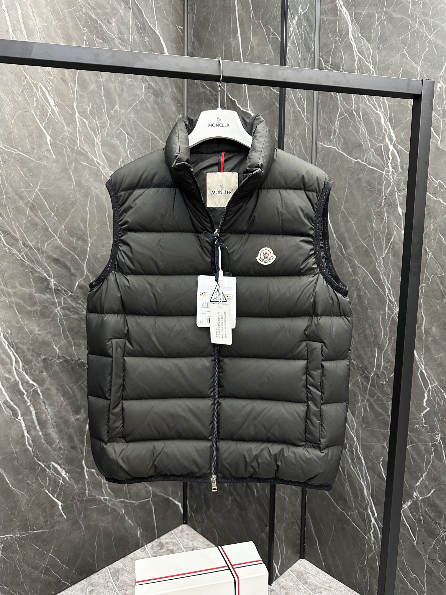 [MONCLER-몽클레어] 몽클레어 콘트린 남성 패딩 조끼