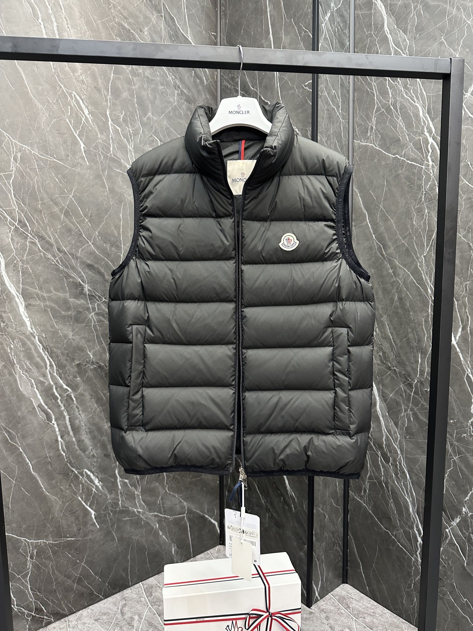 [MONCLER-몽클레어] 몽클레어 콘트린 남성 패딩 조끼
