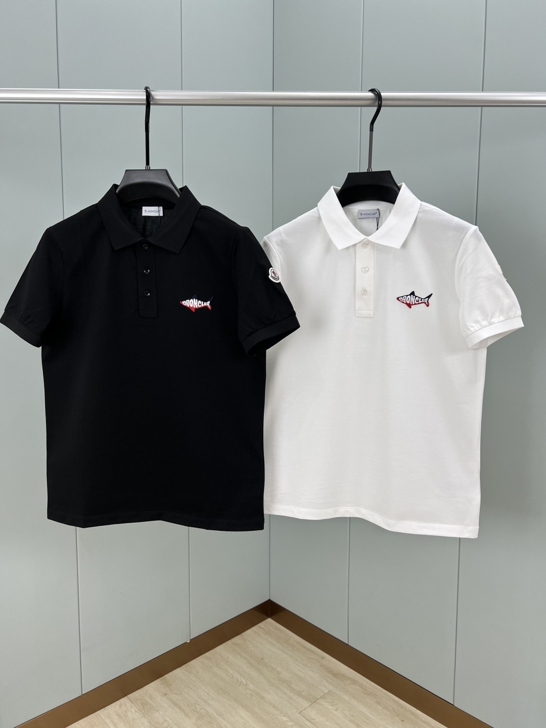 [MONCLER-몽클레어] 몽클레어 남성 테니스 로고 셔츠 반팔티