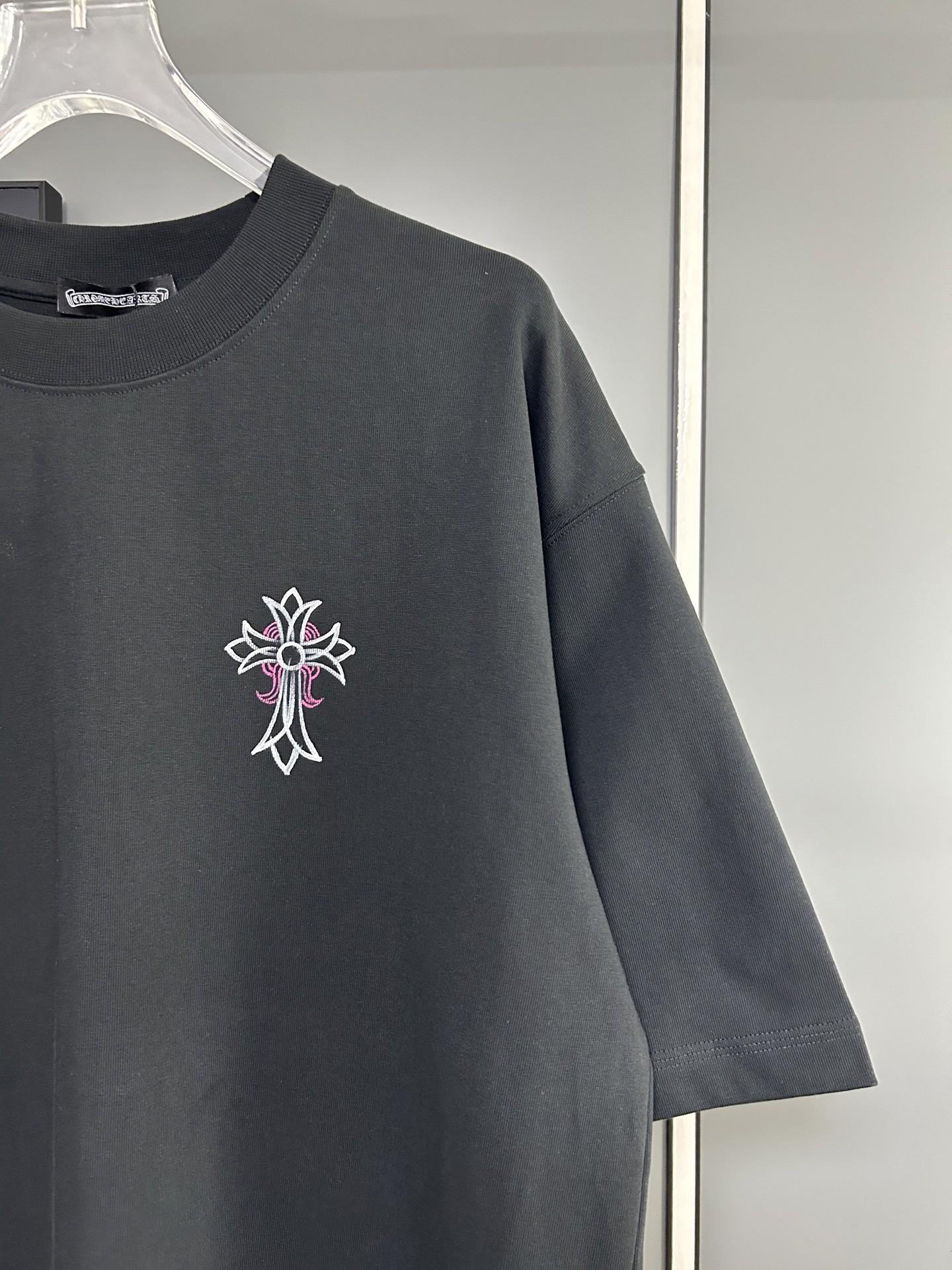 [CHROM HEARTS -크롬하츠] 크롬하츠 24SS 십자로고 스틸로고 티셔츠