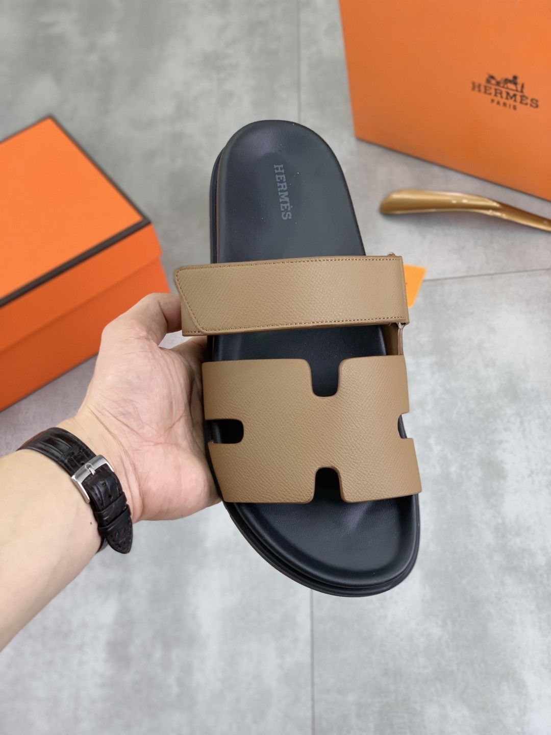 [HERMES-에르메스] 에르메스 시프레 샌들 내츄럴 골드
