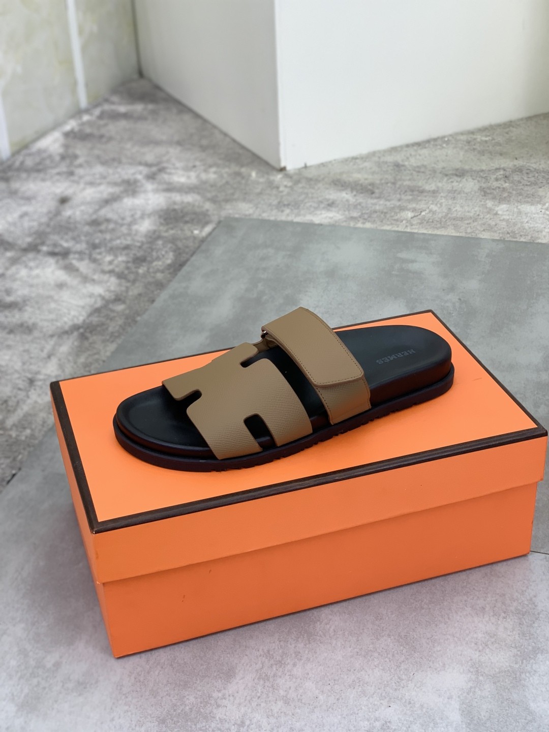 [HERMES-에르메스] 에르메스 시프레 샌들 내츄럴 골드