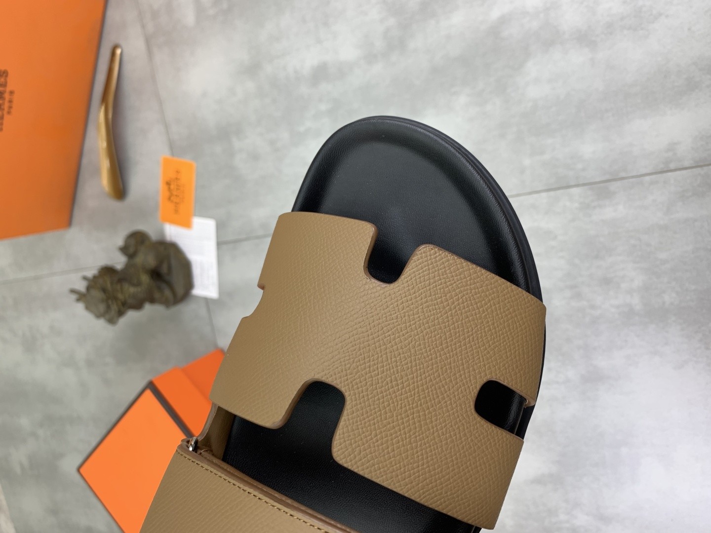 [HERMES-에르메스] 에르메스 시프레 샌들 내츄럴 골드