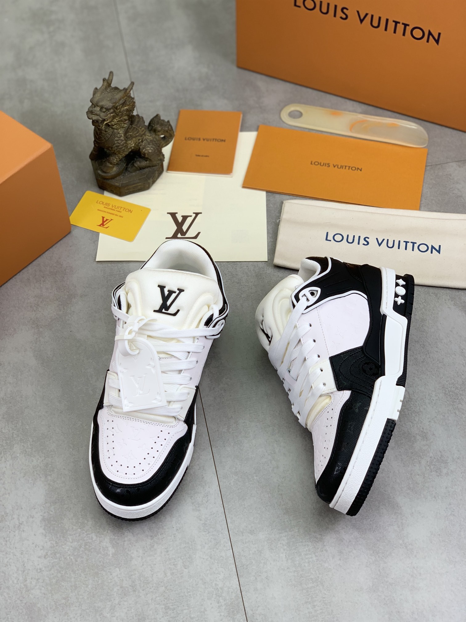 [LOUIS VUITTON-루이비통]  루이비통 트래이너 스니커즈