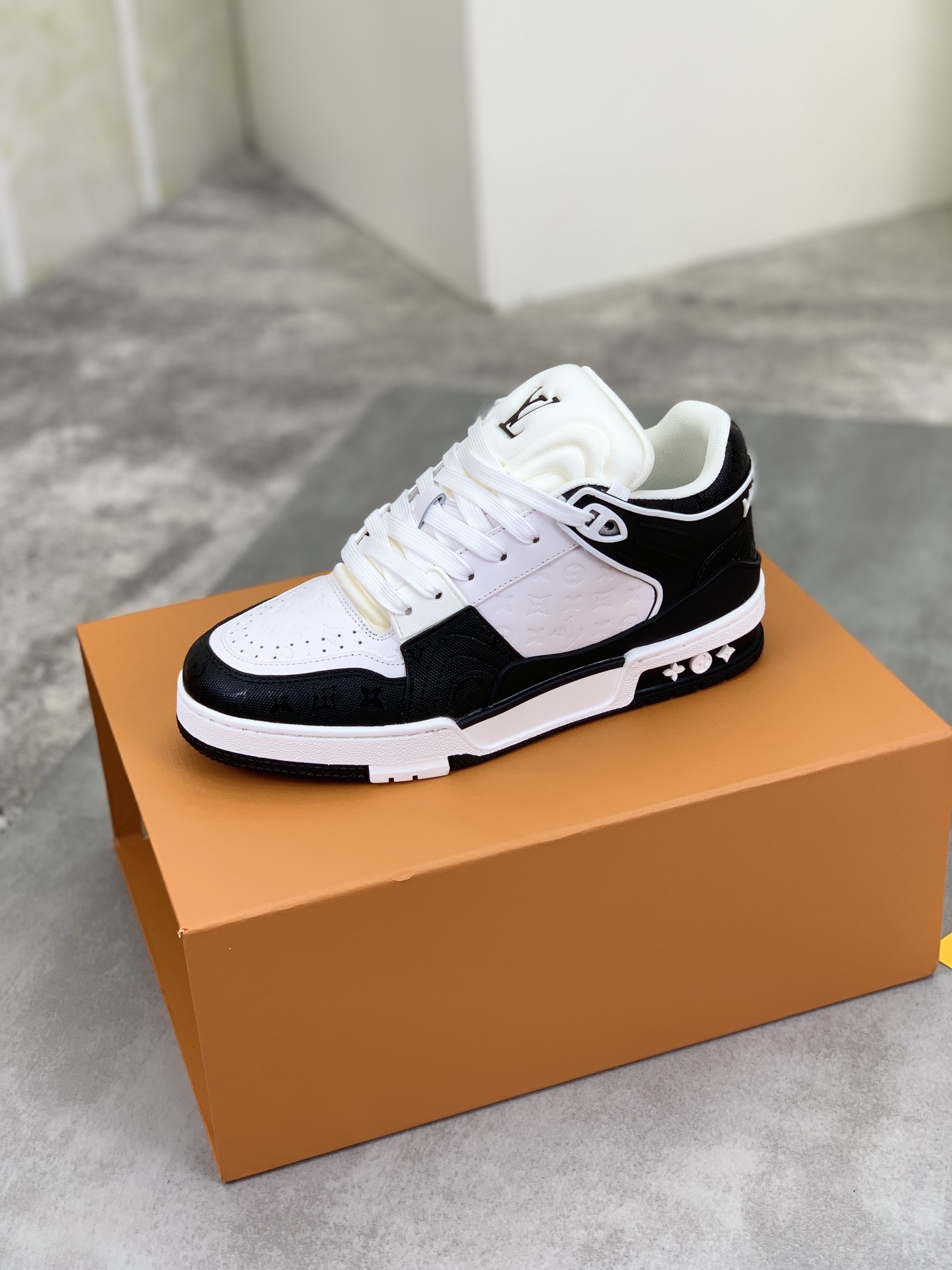 [LOUIS VUITTON-루이비통]  루이비통 트래이너 스니커즈