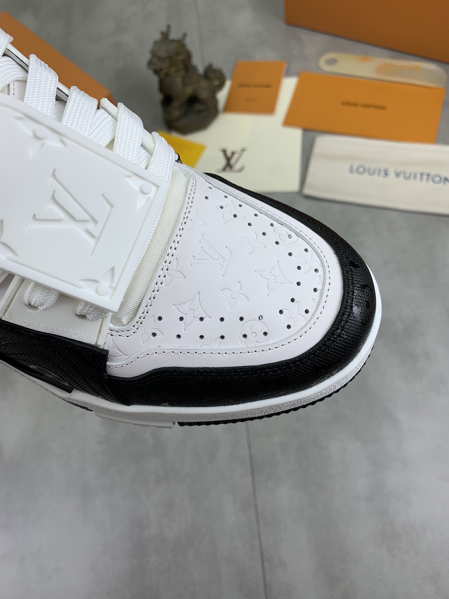 [LOUIS VUITTON-루이비통]  루이비통 트래이너 스니커즈