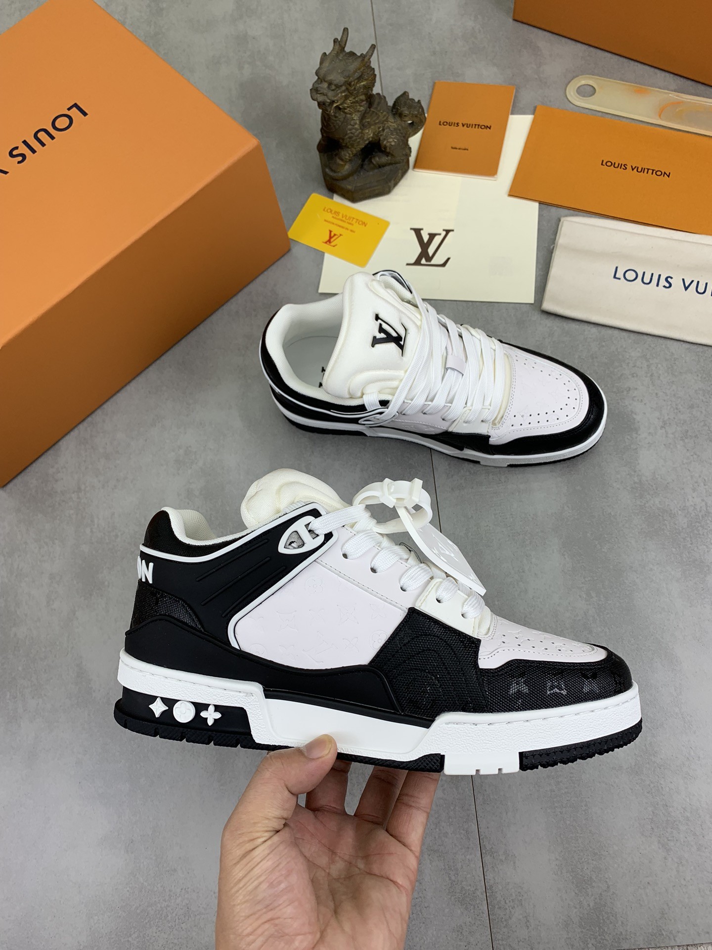 [LOUIS VUITTON-루이비통]  루이비통 트래이너 스니커즈