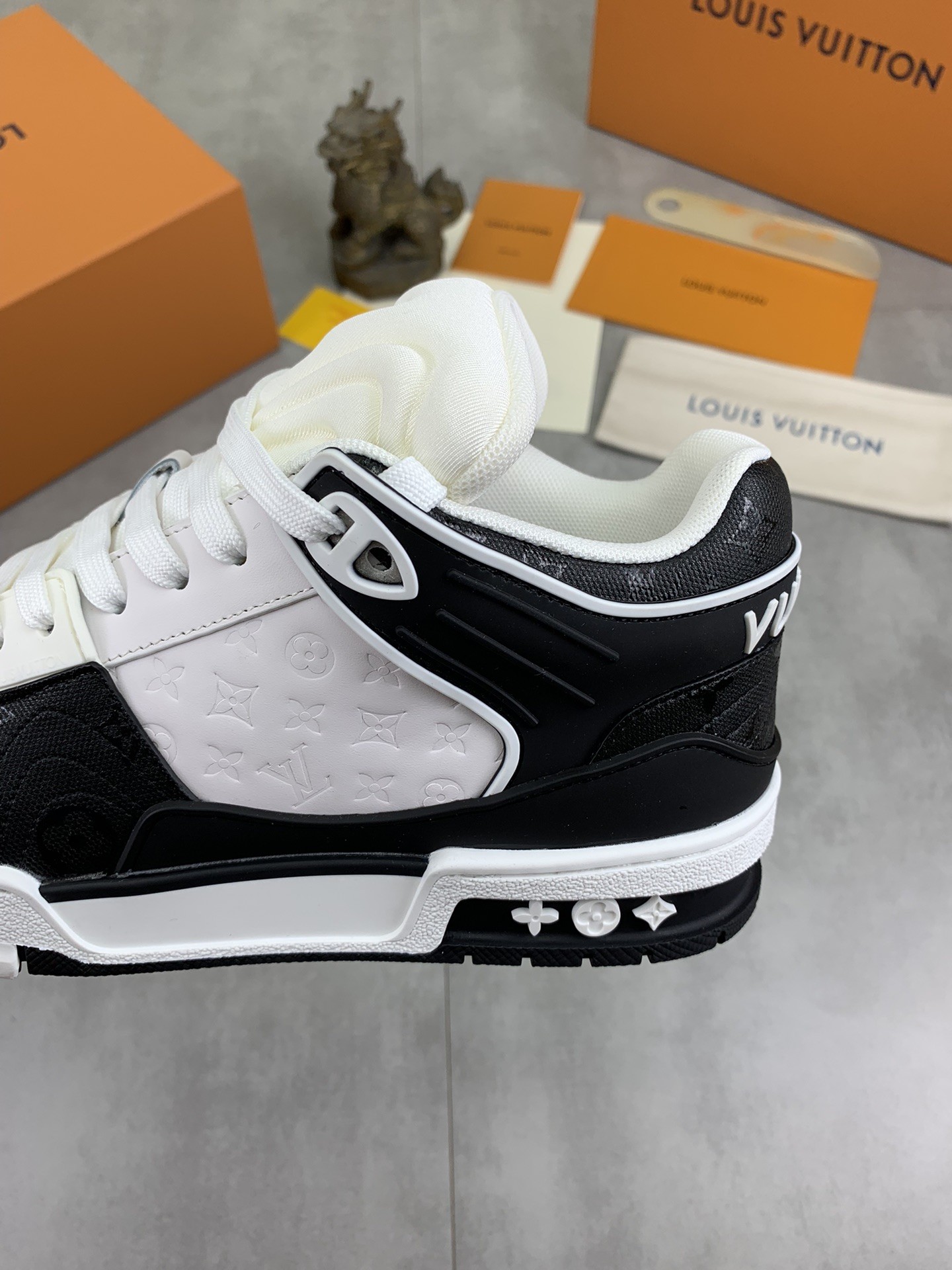 [LOUIS VUITTON-루이비통]  루이비통 트래이너 스니커즈