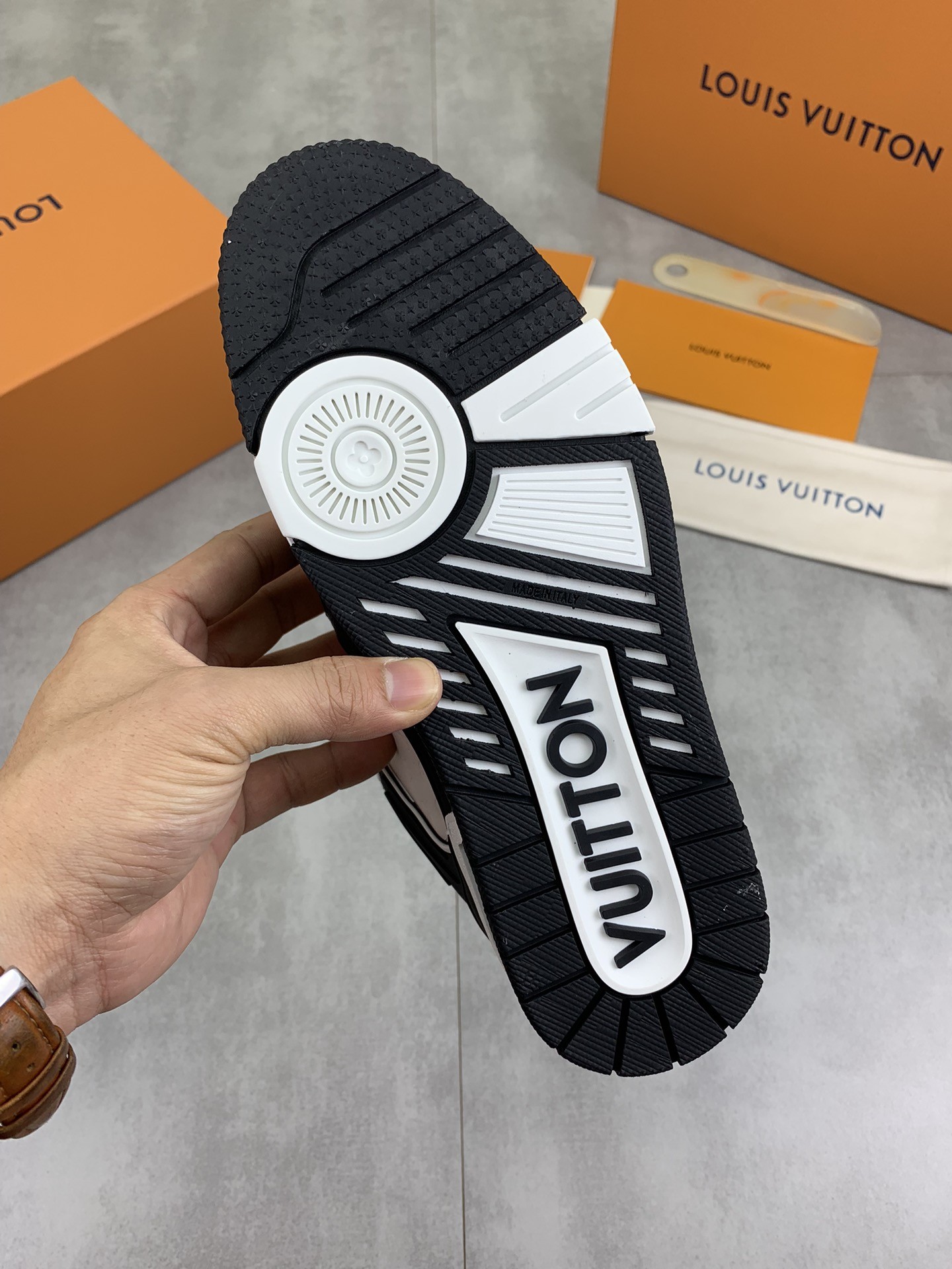 [LOUIS VUITTON-루이비통]  루이비통 트래이너 스니커즈