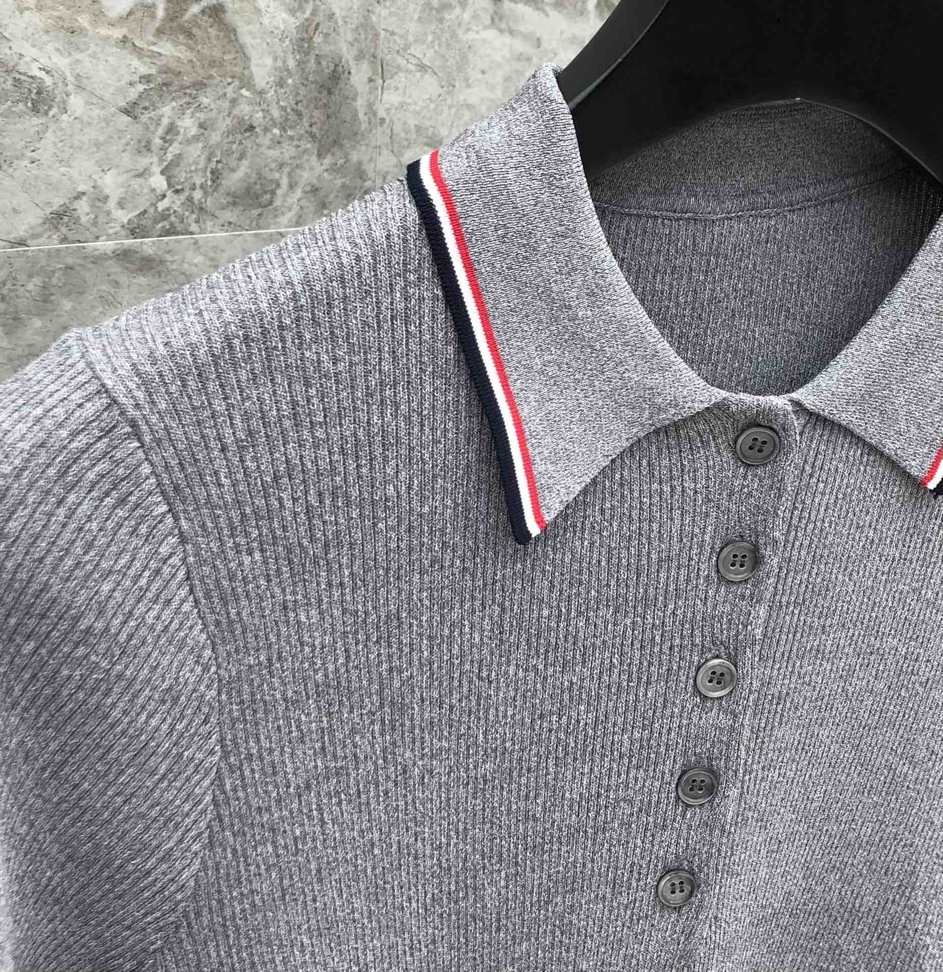 [TOM BROWNE -톰브라운 ] 톰브라운  카라 반팔 니트 그레이