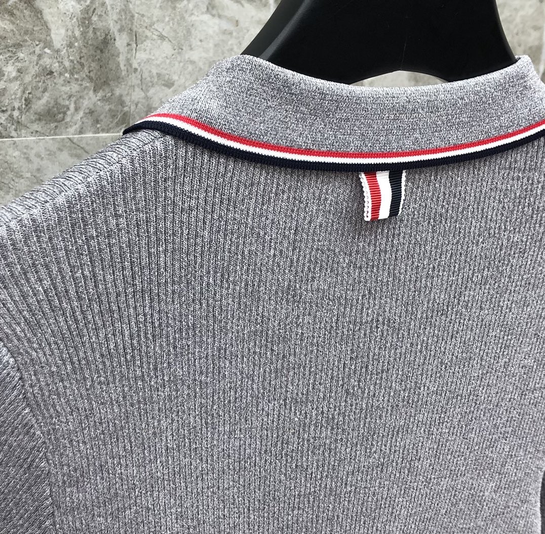 [TOM BROWNE -톰브라운 ] 톰브라운  카라 반팔 니트 그레이