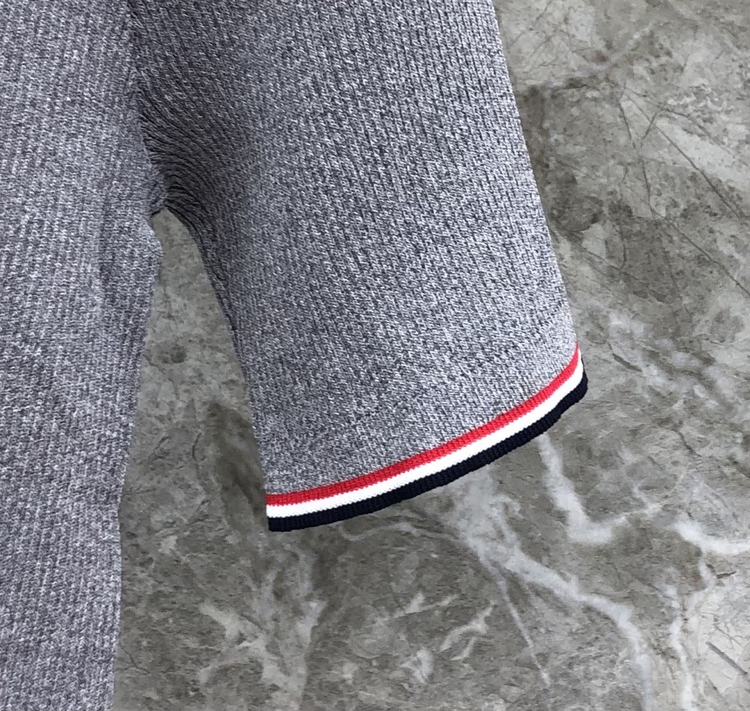 [TOM BROWNE -톰브라운 ] 톰브라운  카라 반팔 니트 그레이