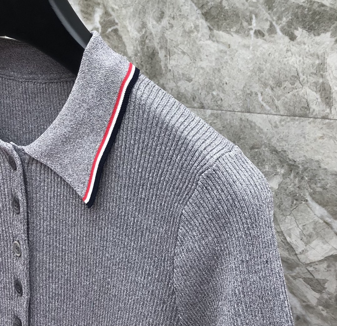 [TOM BROWNE -톰브라운 ] 톰브라운  카라 반팔 니트 그레이