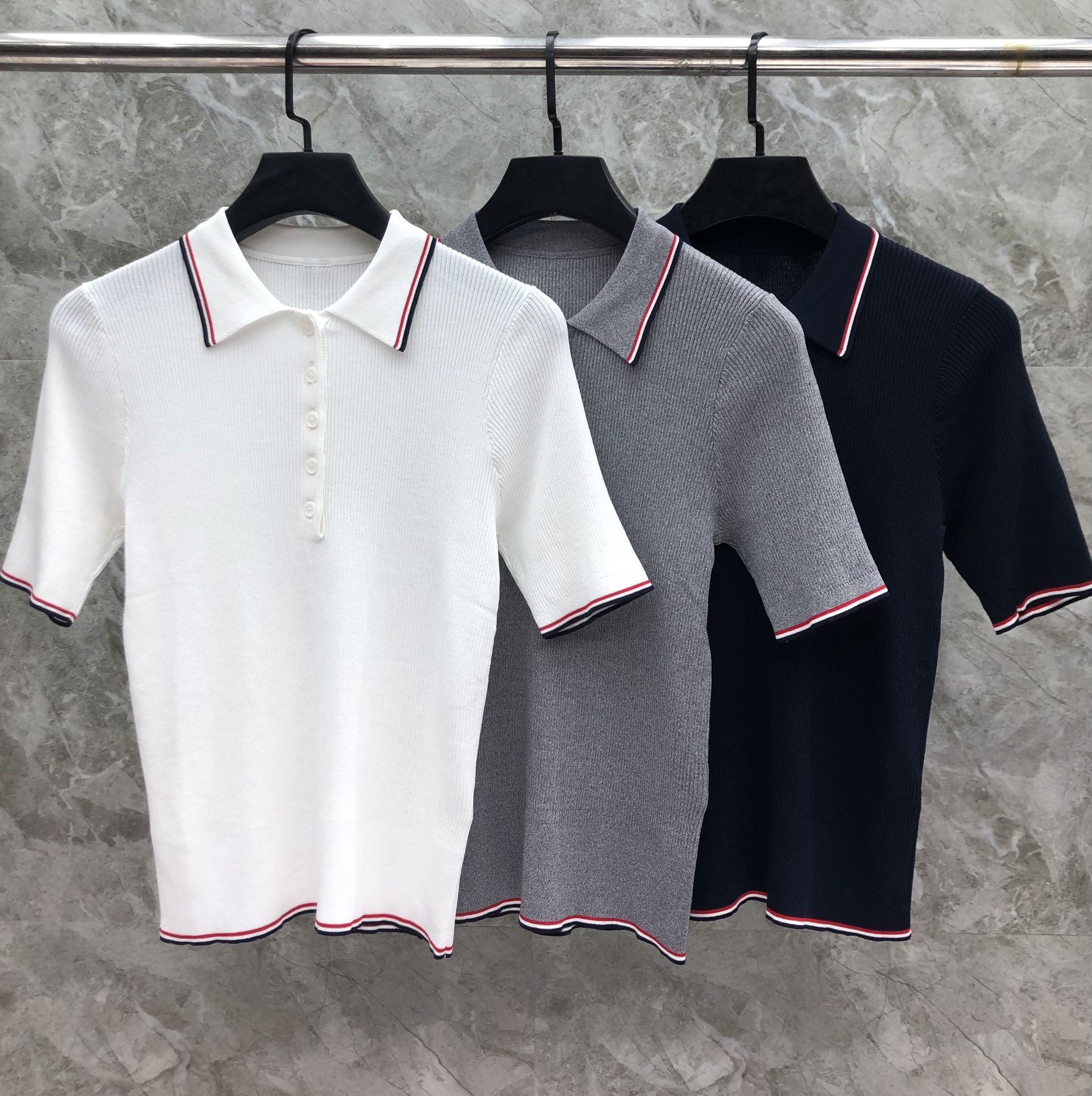 [TOM BROWNE -톰브라운 ] 톰브라운  카라 반팔 니트 그레이