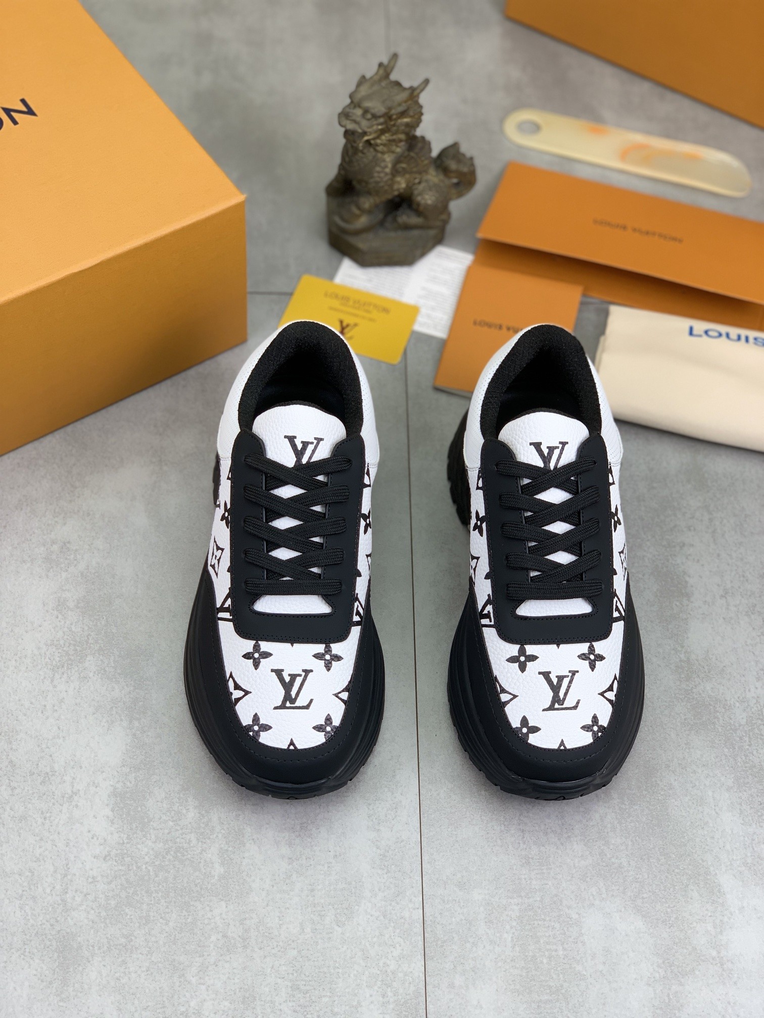 [LOUIS VUITTON-루이비통] 루이비통 남성 스니커즈