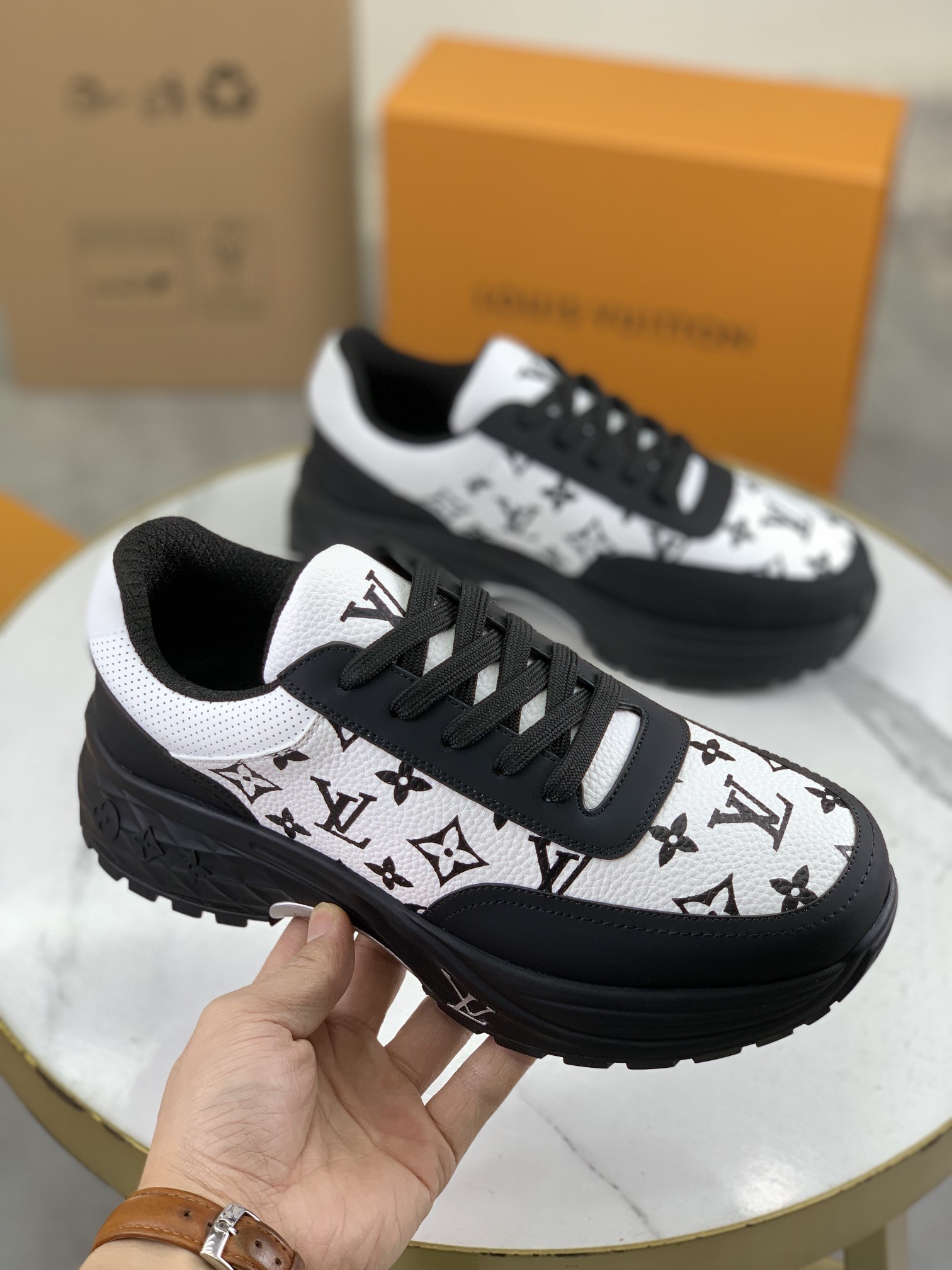 [LOUIS VUITTON-루이비통] 루이비통 남성 스니커즈