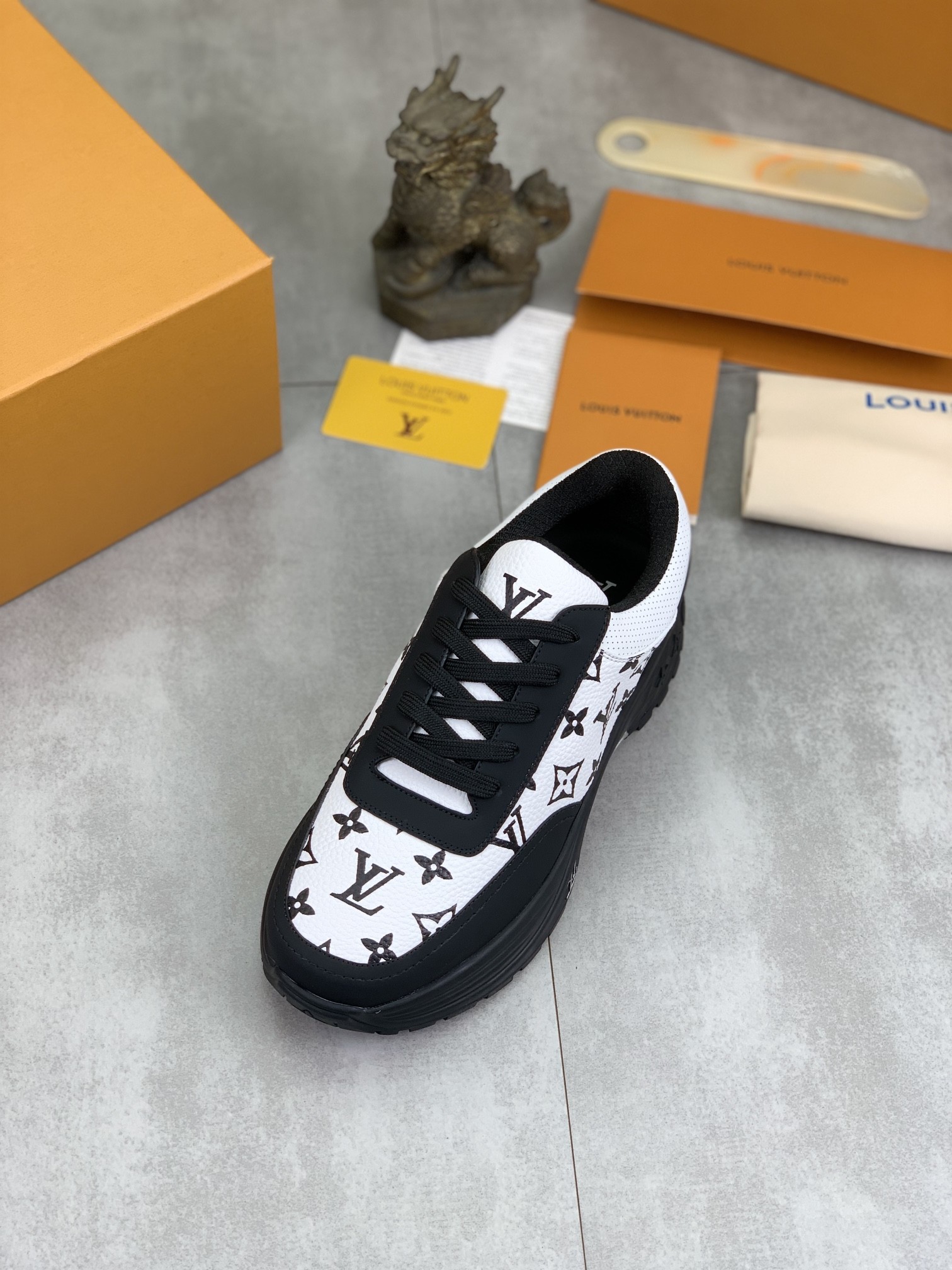 [LOUIS VUITTON-루이비통] 루이비통 남성 스니커즈