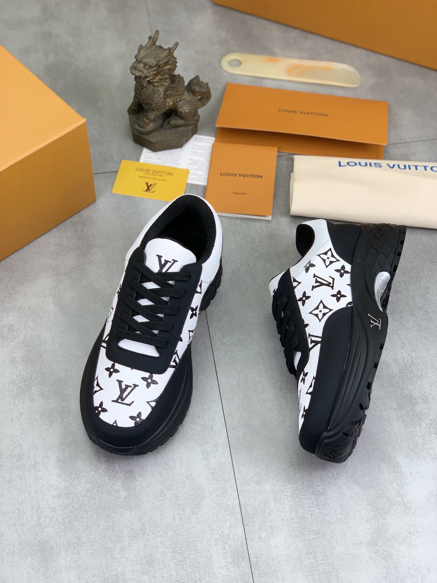 [LOUIS VUITTON-루이비통] 루이비통 남성 스니커즈