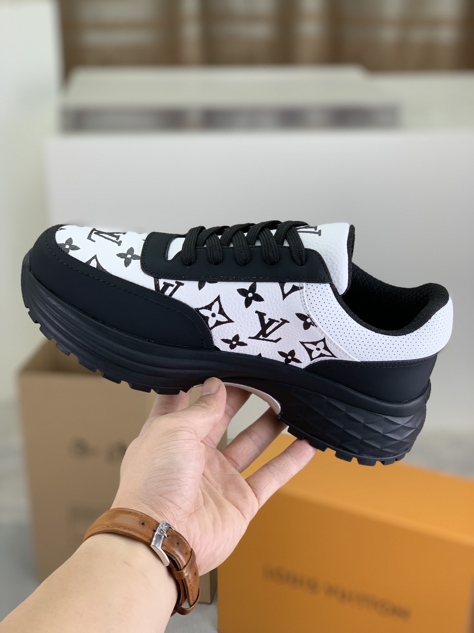 [LOUIS VUITTON-루이비통] 루이비통 남성 스니커즈