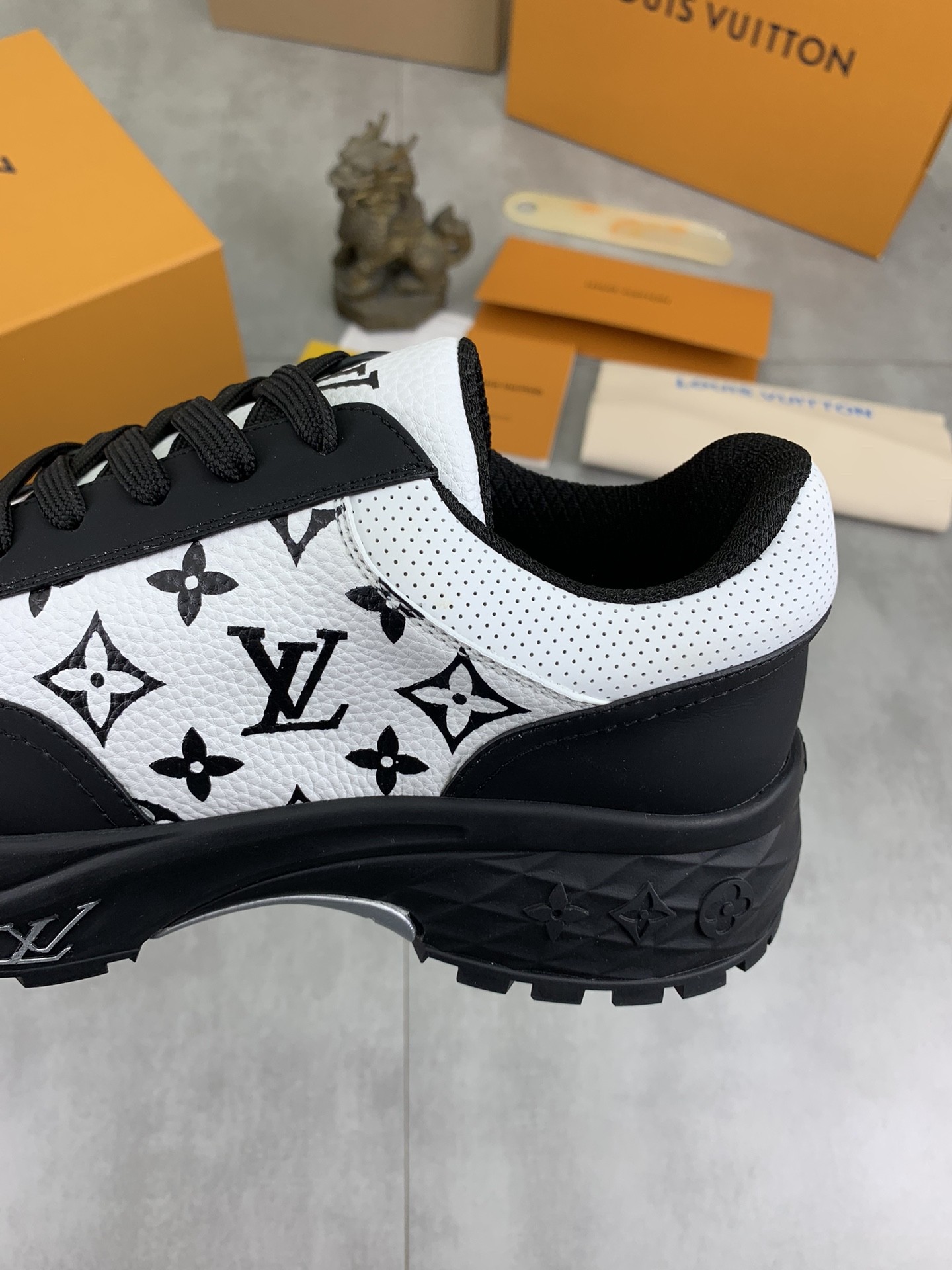 [LOUIS VUITTON-루이비통] 루이비통 남성 스니커즈