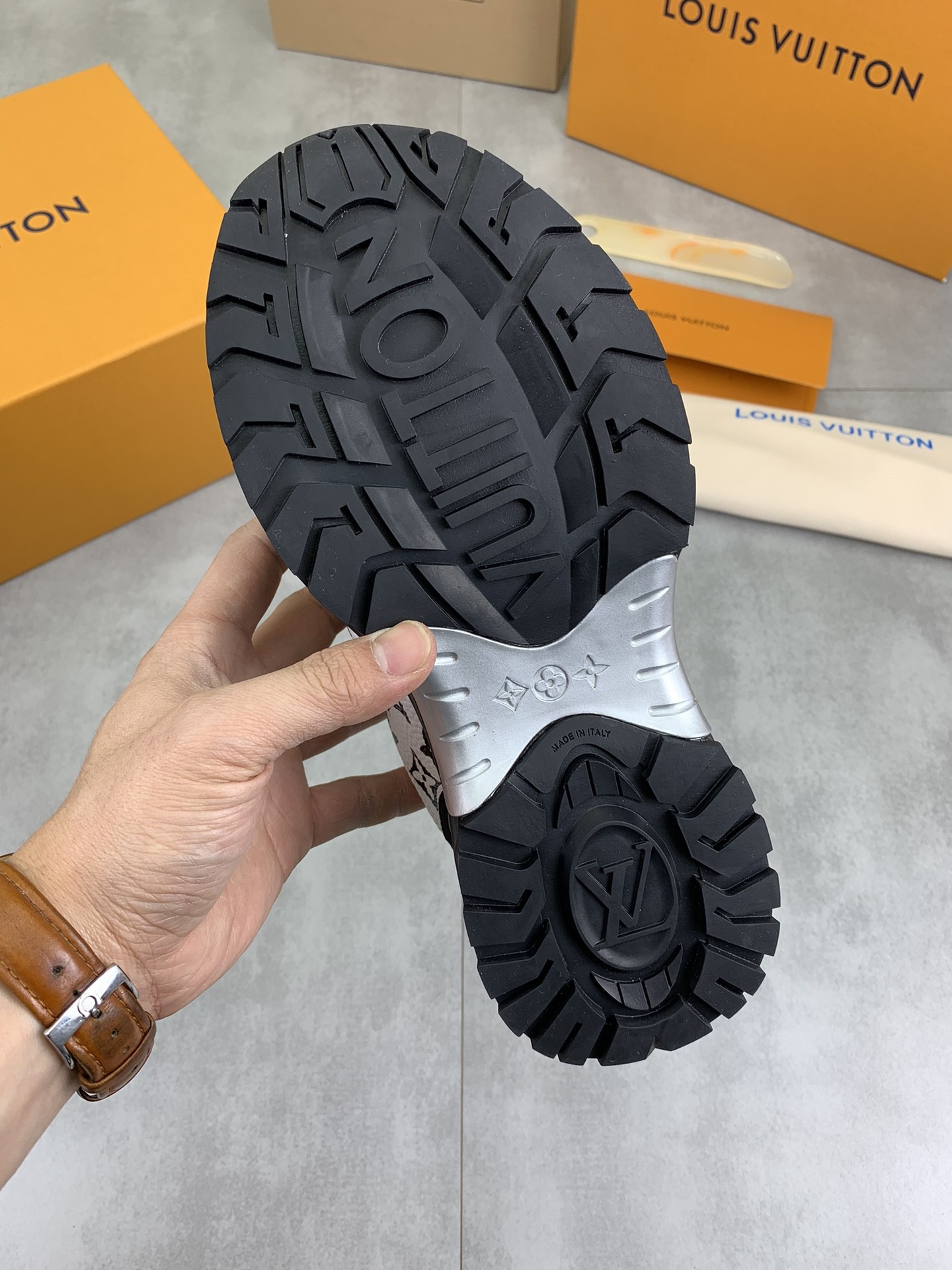 [LOUIS VUITTON-루이비통] 루이비통 남성 스니커즈