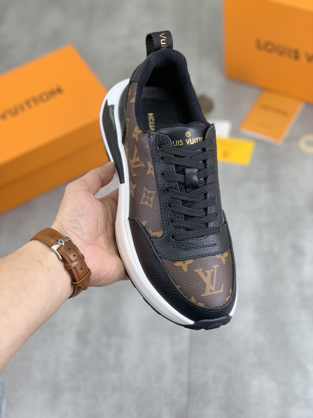 [LOUIS VUITTON-루이비통]  루이비통 모노그램 스니커즈