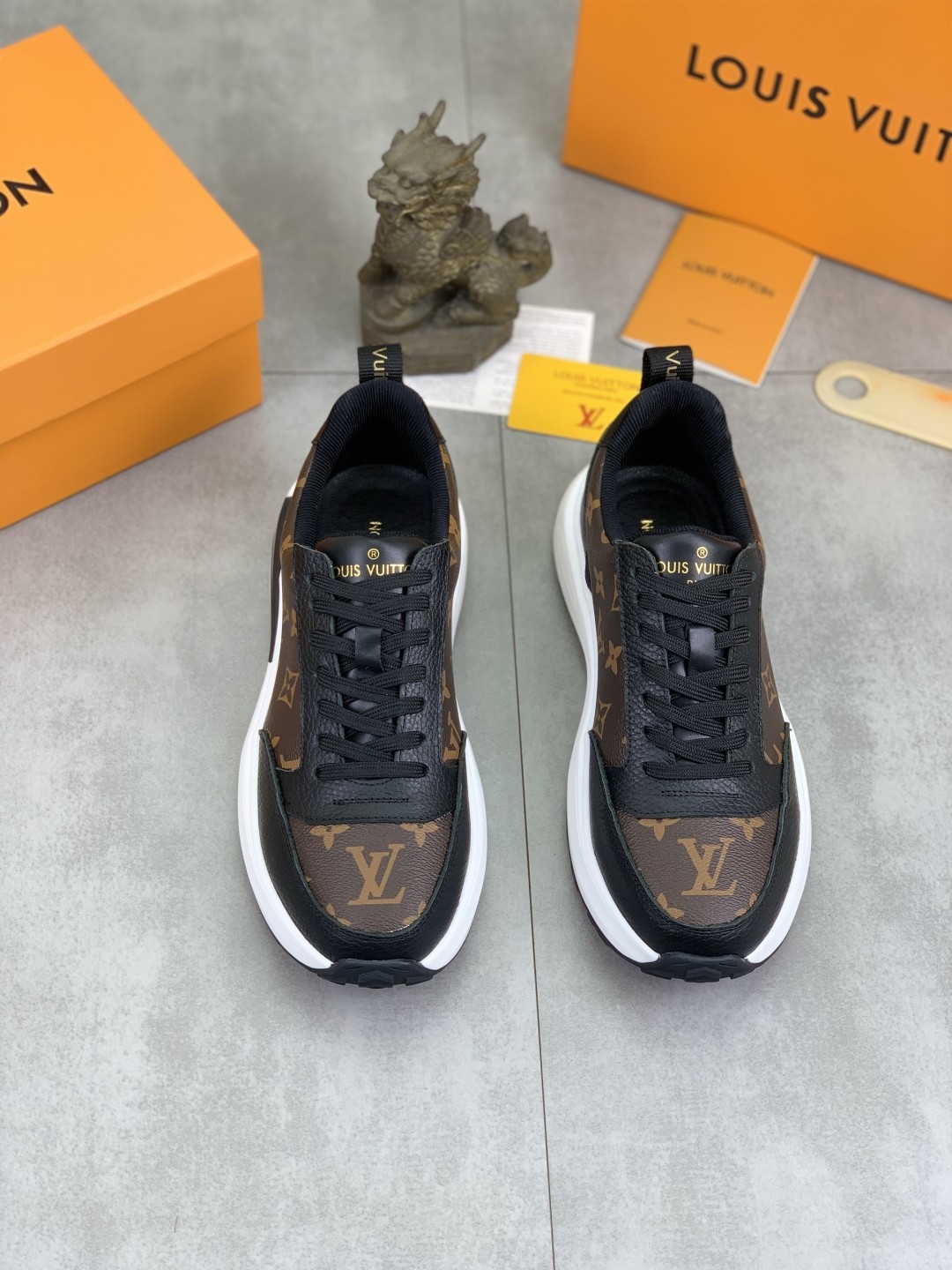 [LOUIS VUITTON-루이비통]  루이비통 모노그램 스니커즈