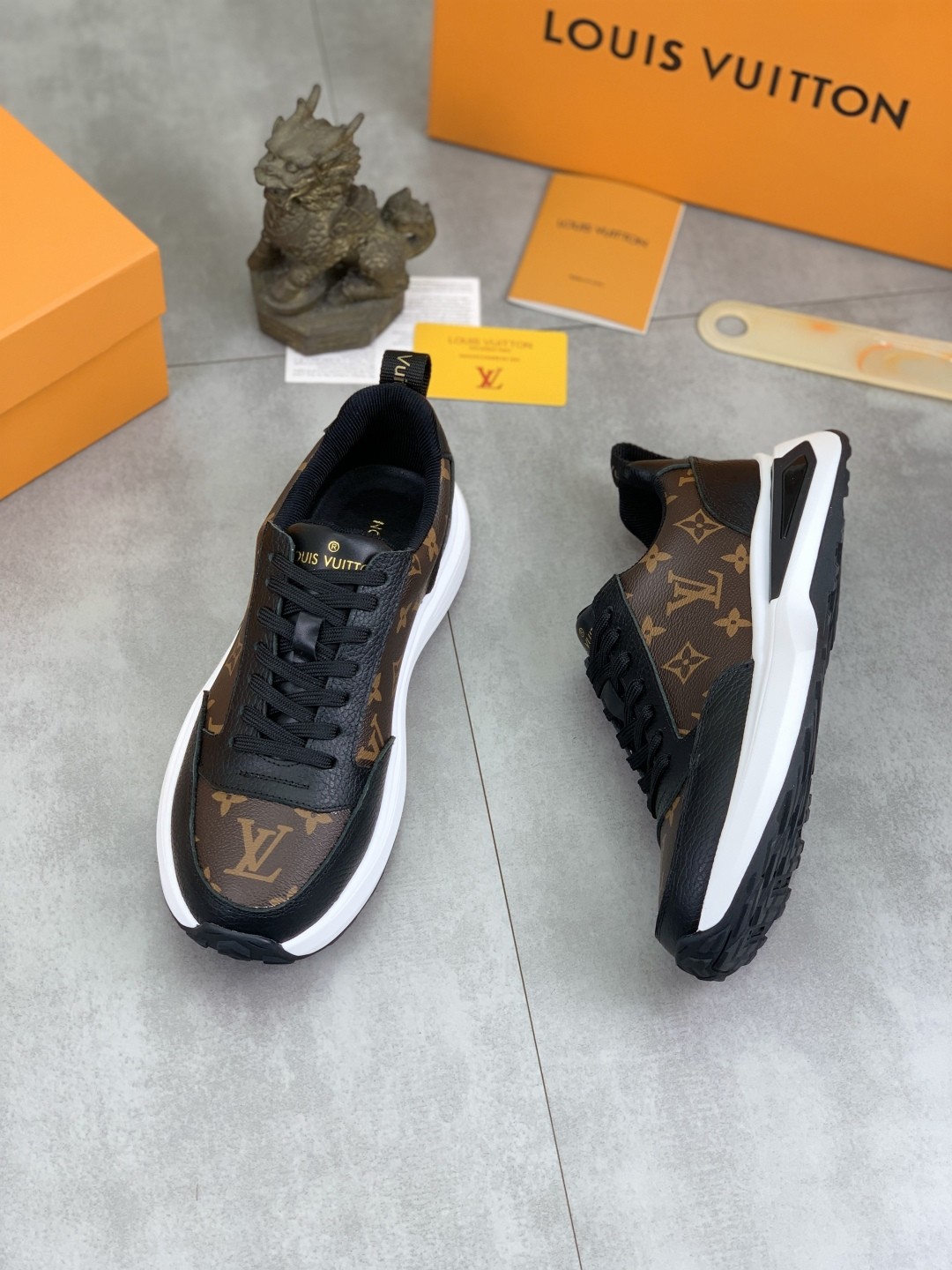 [LOUIS VUITTON-루이비통]  루이비통 모노그램 스니커즈