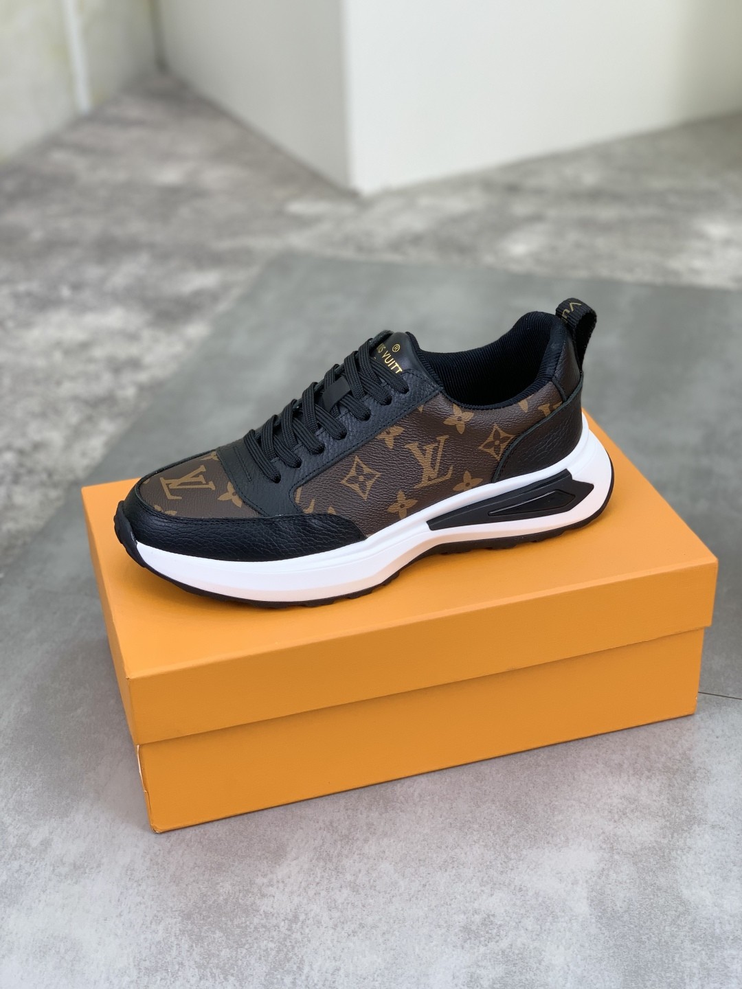 [LOUIS VUITTON-루이비통]  루이비통 모노그램 스니커즈