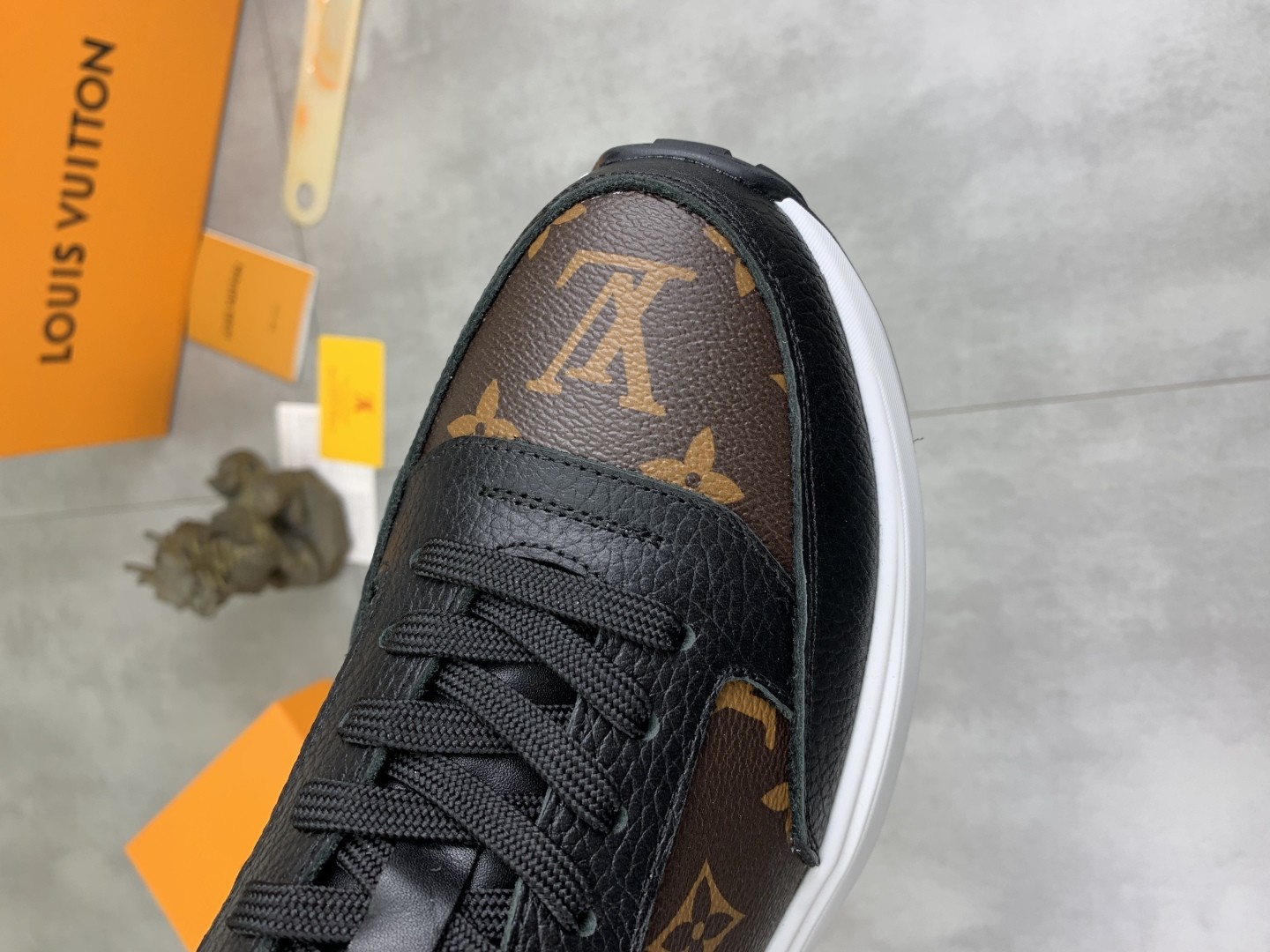 [LOUIS VUITTON-루이비통]  루이비통 모노그램 스니커즈