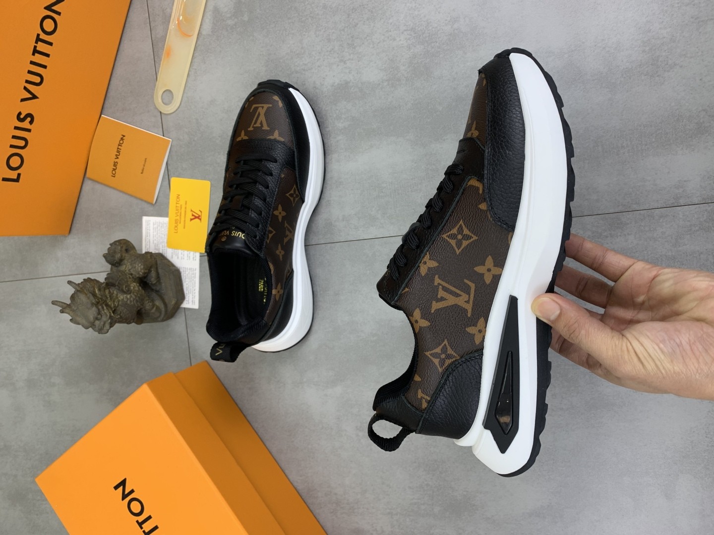 [LOUIS VUITTON-루이비통]  루이비통 모노그램 스니커즈