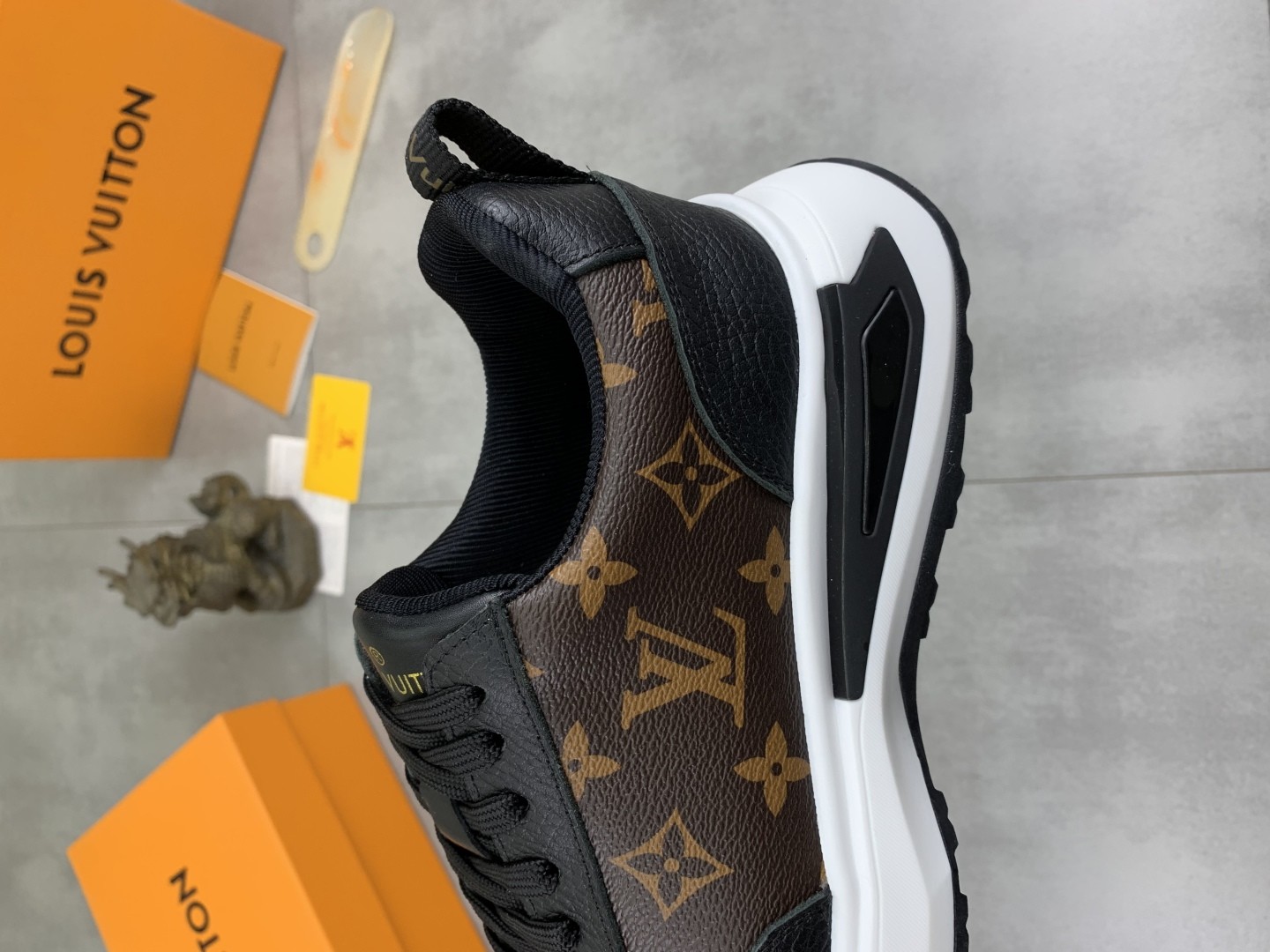 [LOUIS VUITTON-루이비통]  루이비통 모노그램 스니커즈