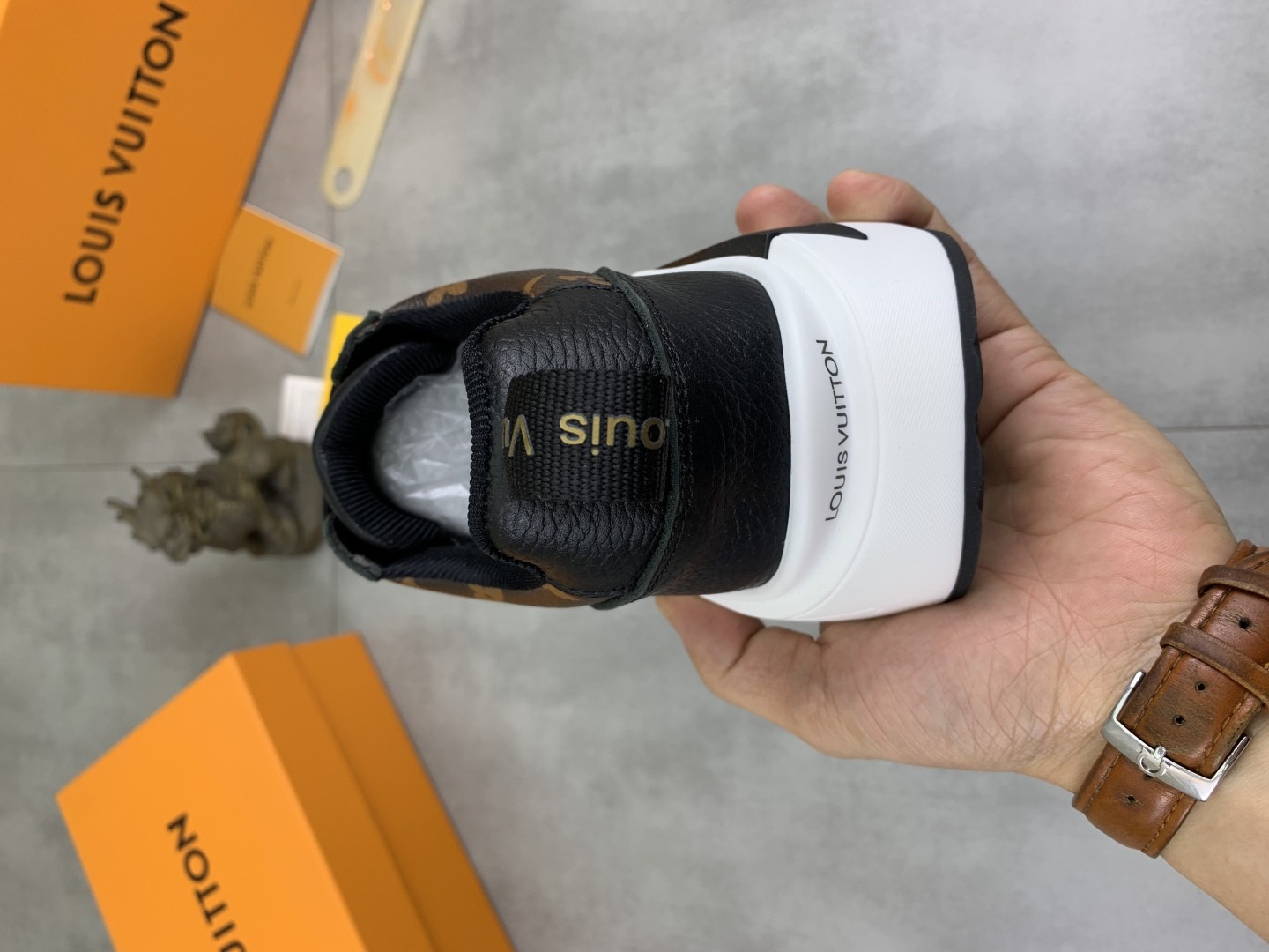 [LOUIS VUITTON-루이비통]  루이비통 모노그램 스니커즈