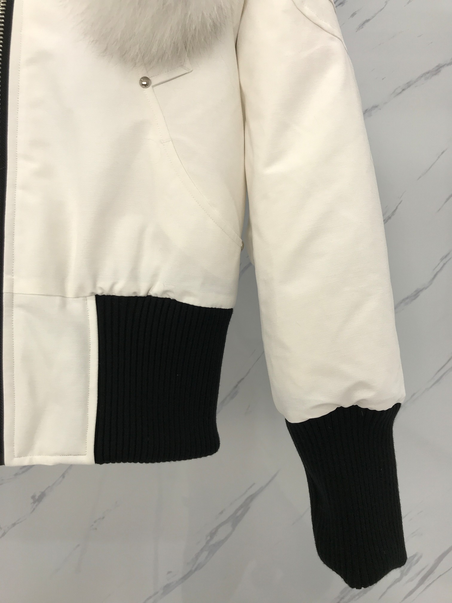 [Moose knuckles -무스너클 ]    무스너클 내추럴 봄버 패딩 재킷 화이트