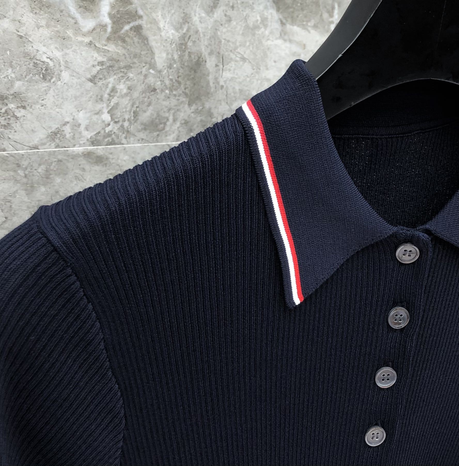 [TOM BROWNE -톰브라운 ] 톰브라운  카라 반팔 니트