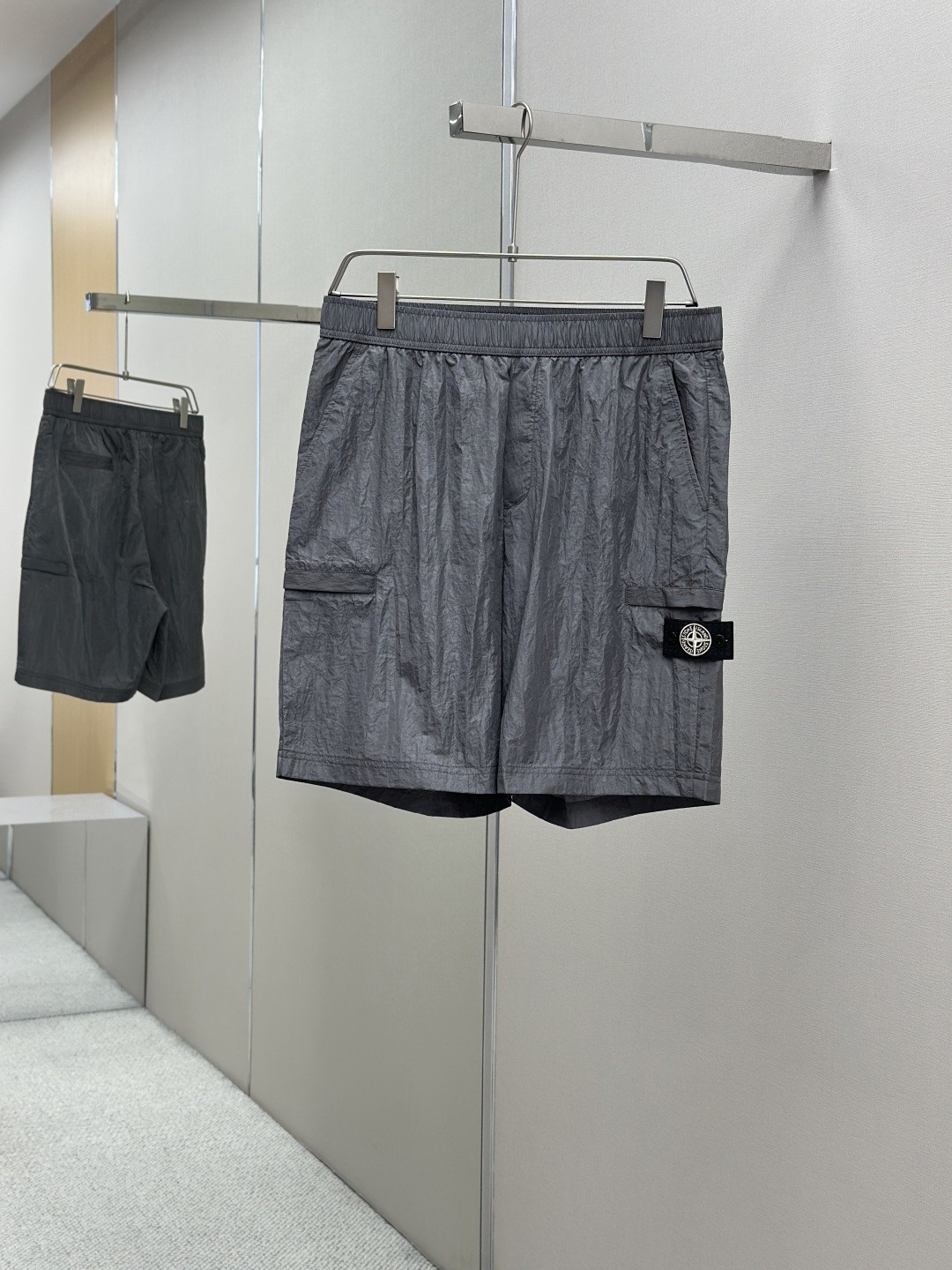 [STON ISLAND -스톤아일랜드] 스톤아일랜드 스톤 나일론메탈 패치 비치웨어 그레이