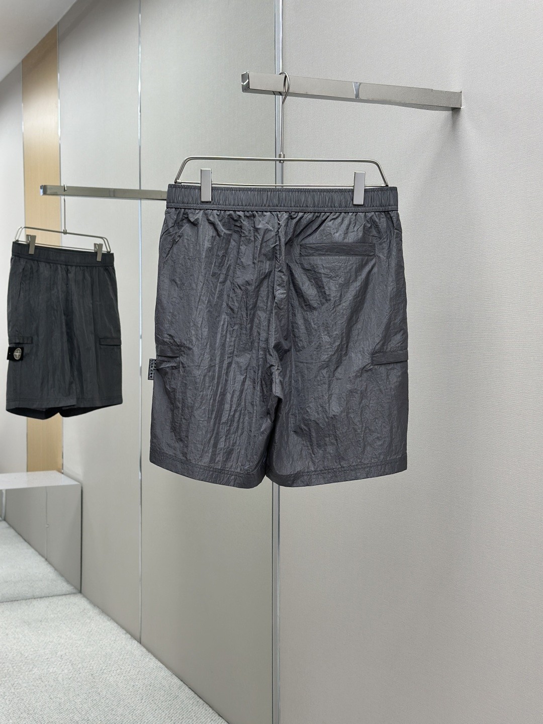 [STON ISLAND -스톤아일랜드] 스톤아일랜드 스톤 나일론메탈 패치 비치웨어 그레이