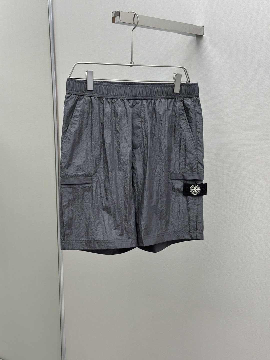 [STON ISLAND -스톤아일랜드] 스톤아일랜드 스톤 나일론메탈 패치 비치웨어 그레이