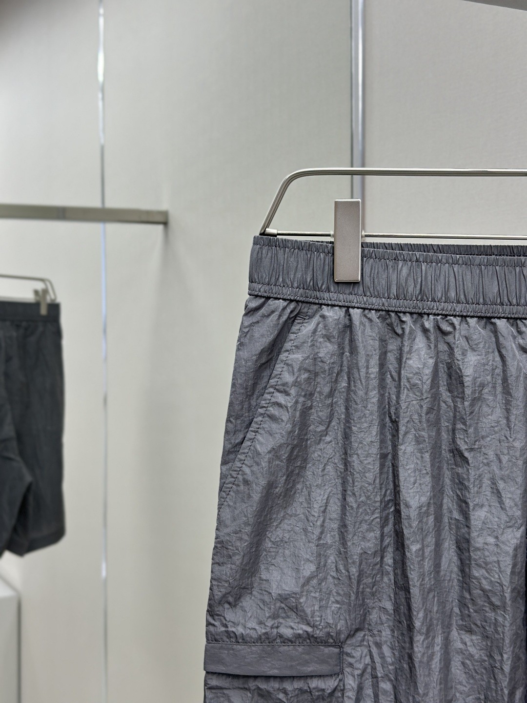 [STON ISLAND -스톤아일랜드] 스톤아일랜드 스톤 나일론메탈 패치 비치웨어 그레이