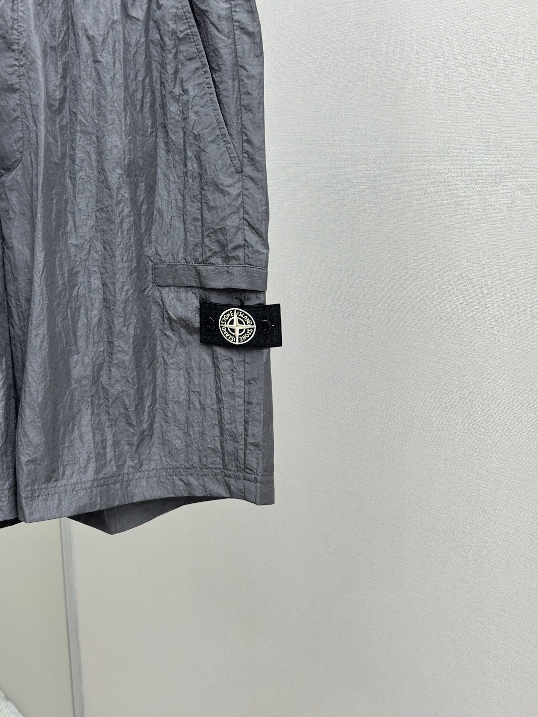 [STON ISLAND -스톤아일랜드] 스톤아일랜드 스톤 나일론메탈 패치 비치웨어 그레이