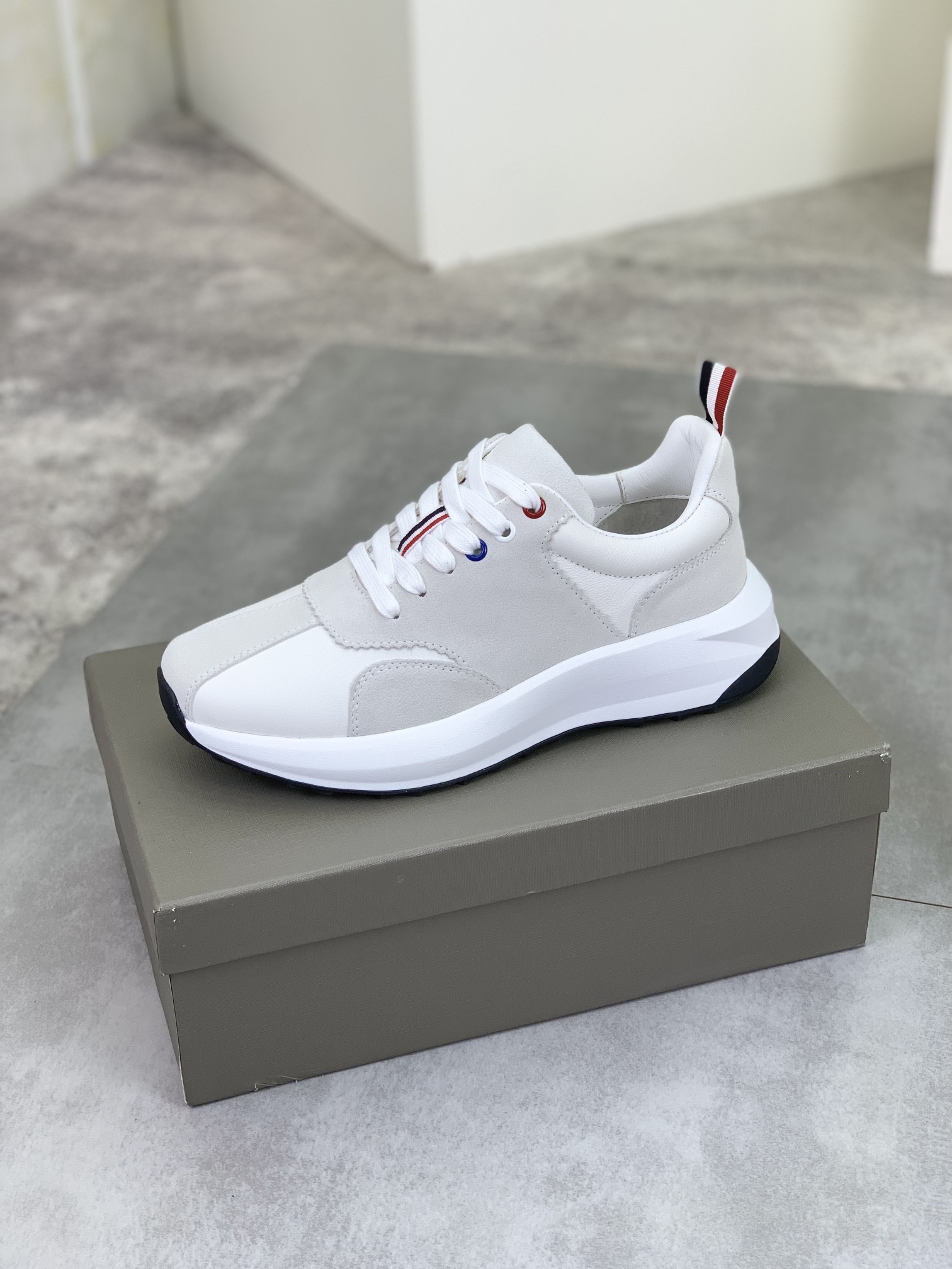 [THOM BROWNE-톰브라운] 톰브라운 남성 스니커즈 화이트