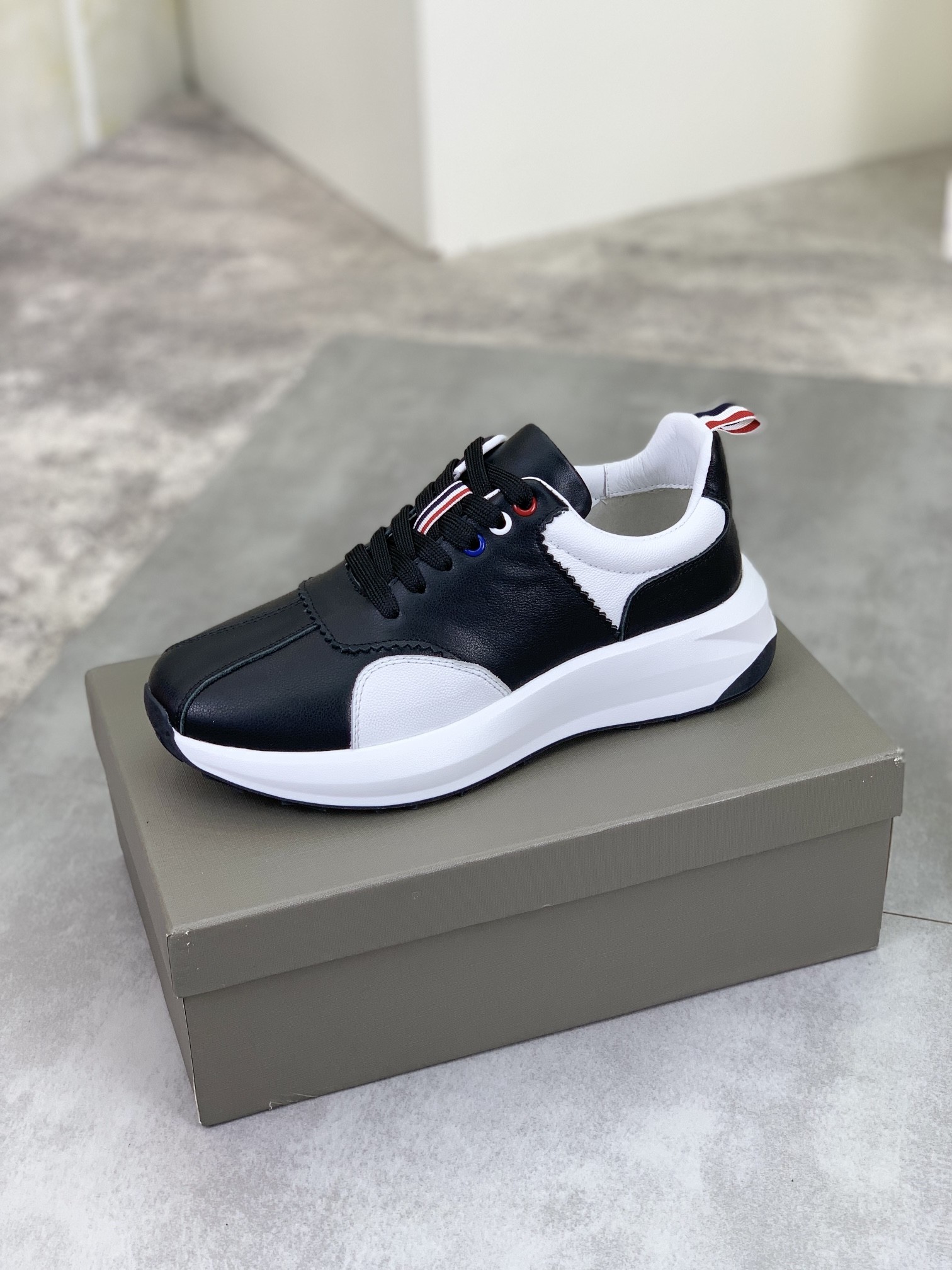 [THOM BROWNE-톰브라운] 톰브라운  남성 스니커즈