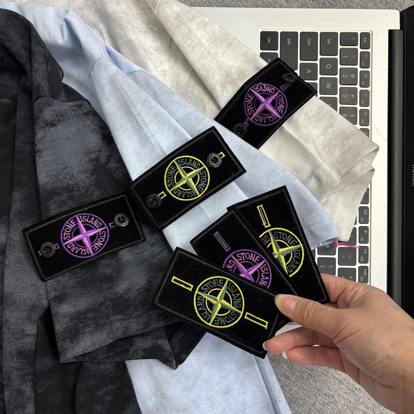 [STON ISLAND -스톤아일랜드] 스톤아일랜드 타이다이 코인 와펜 반팔 티셔츠