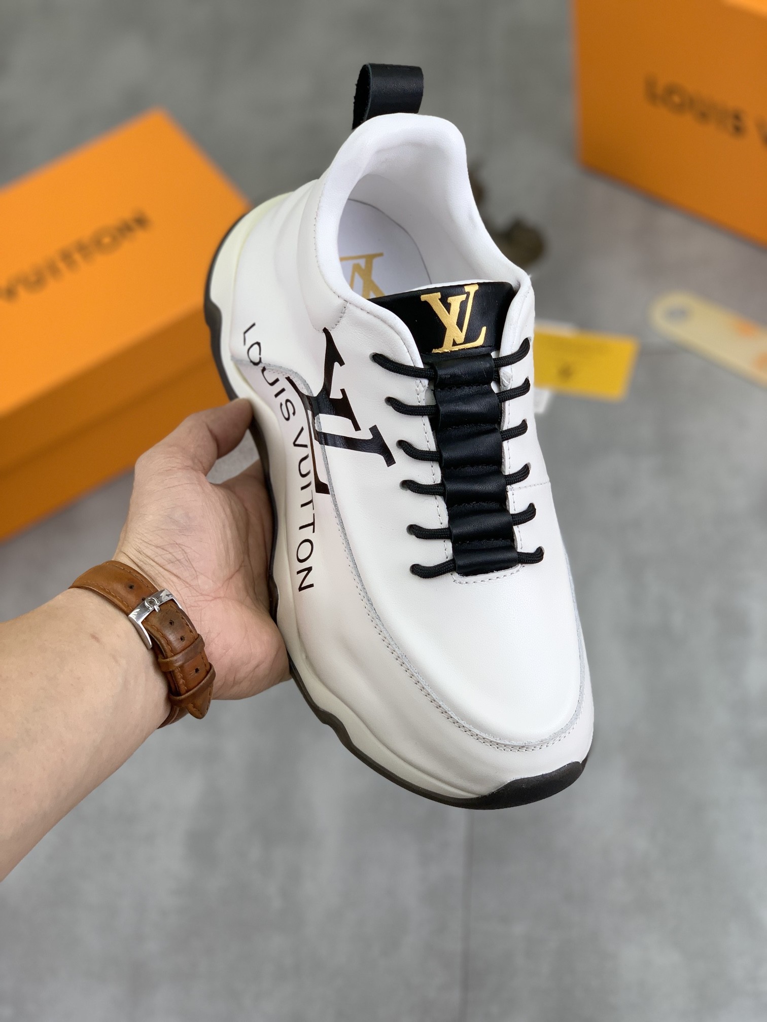 [LOUIS VUITTON-루이비통] 루이비통 남성 스니커즈 신상