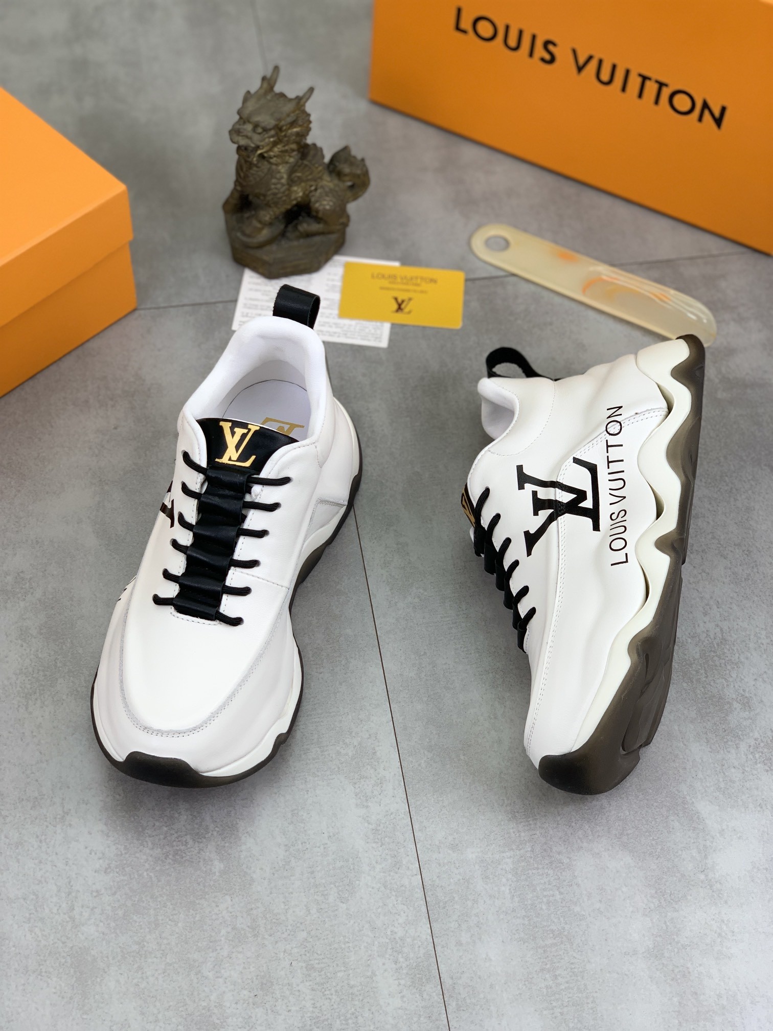 [LOUIS VUITTON-루이비통] 루이비통 남성 스니커즈 신상